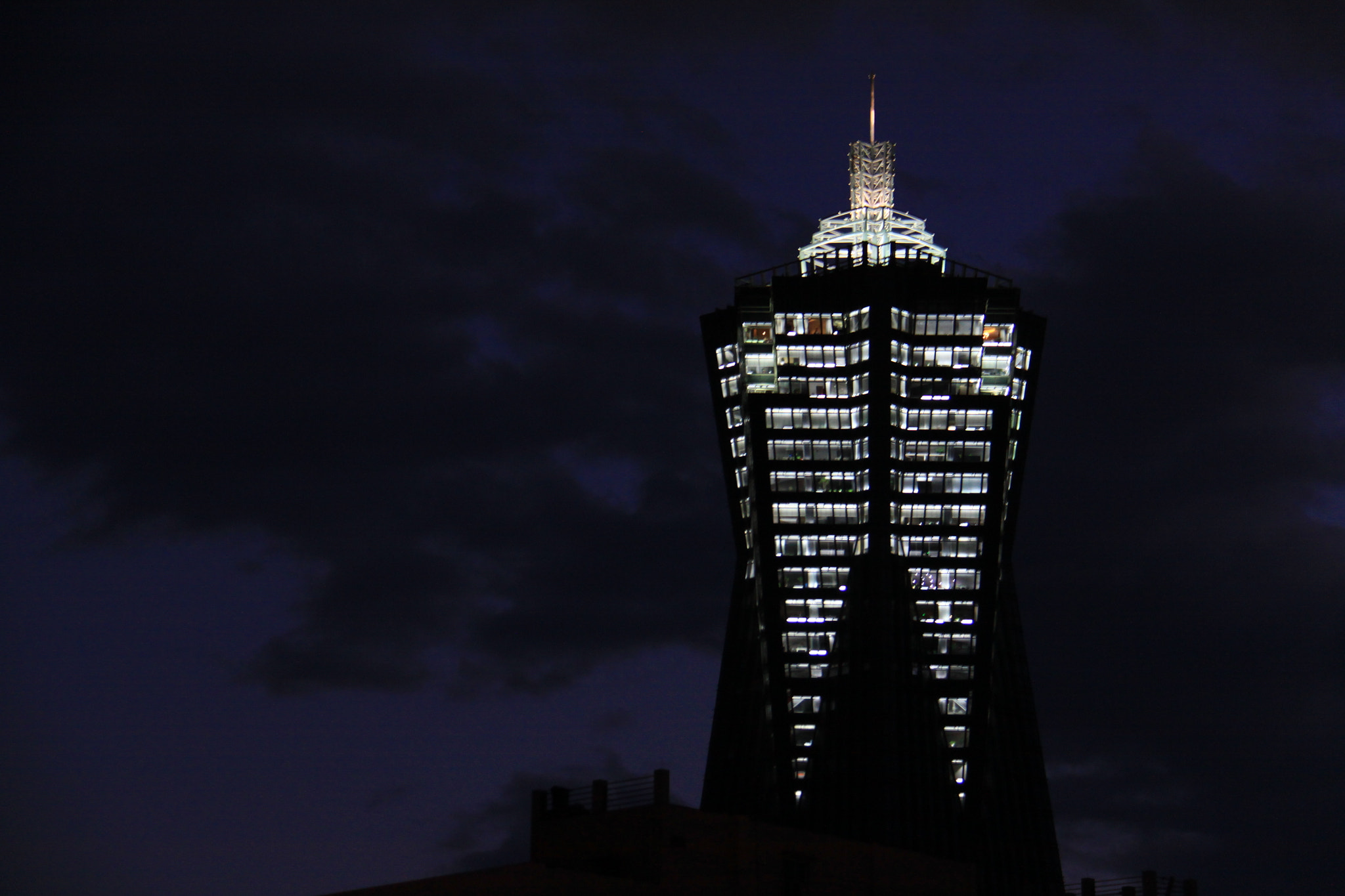 Canon EF-S 18-200mm F3.5-5.6 IS sample photo. 即将熄灭 photography