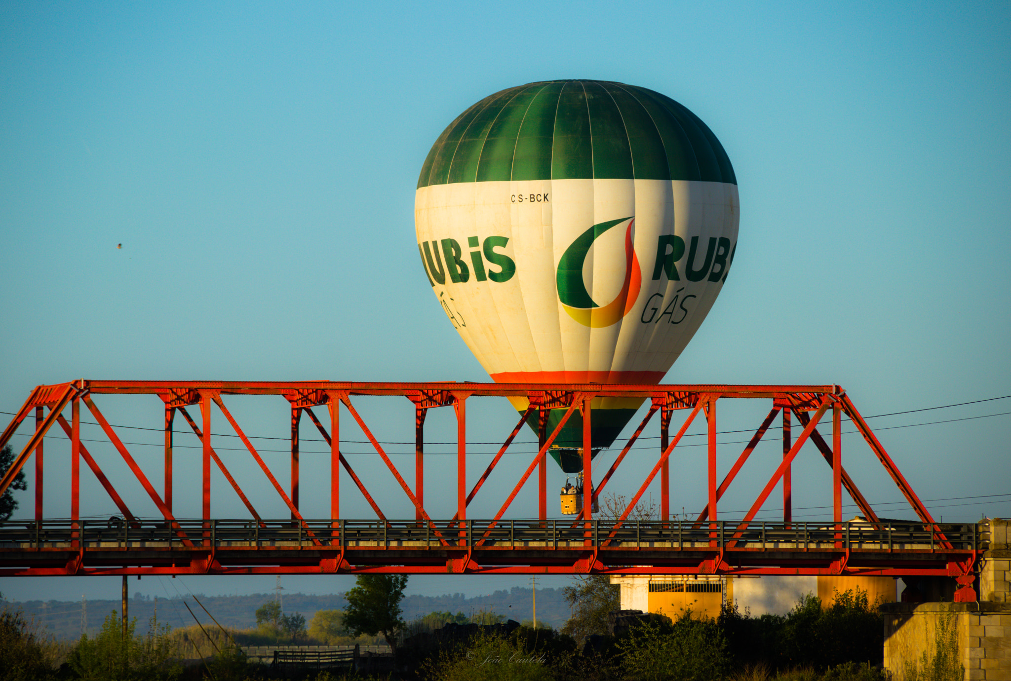 Canon EF-S 18-200mm F3.5-5.6 IS sample photo. Rubis gas photography