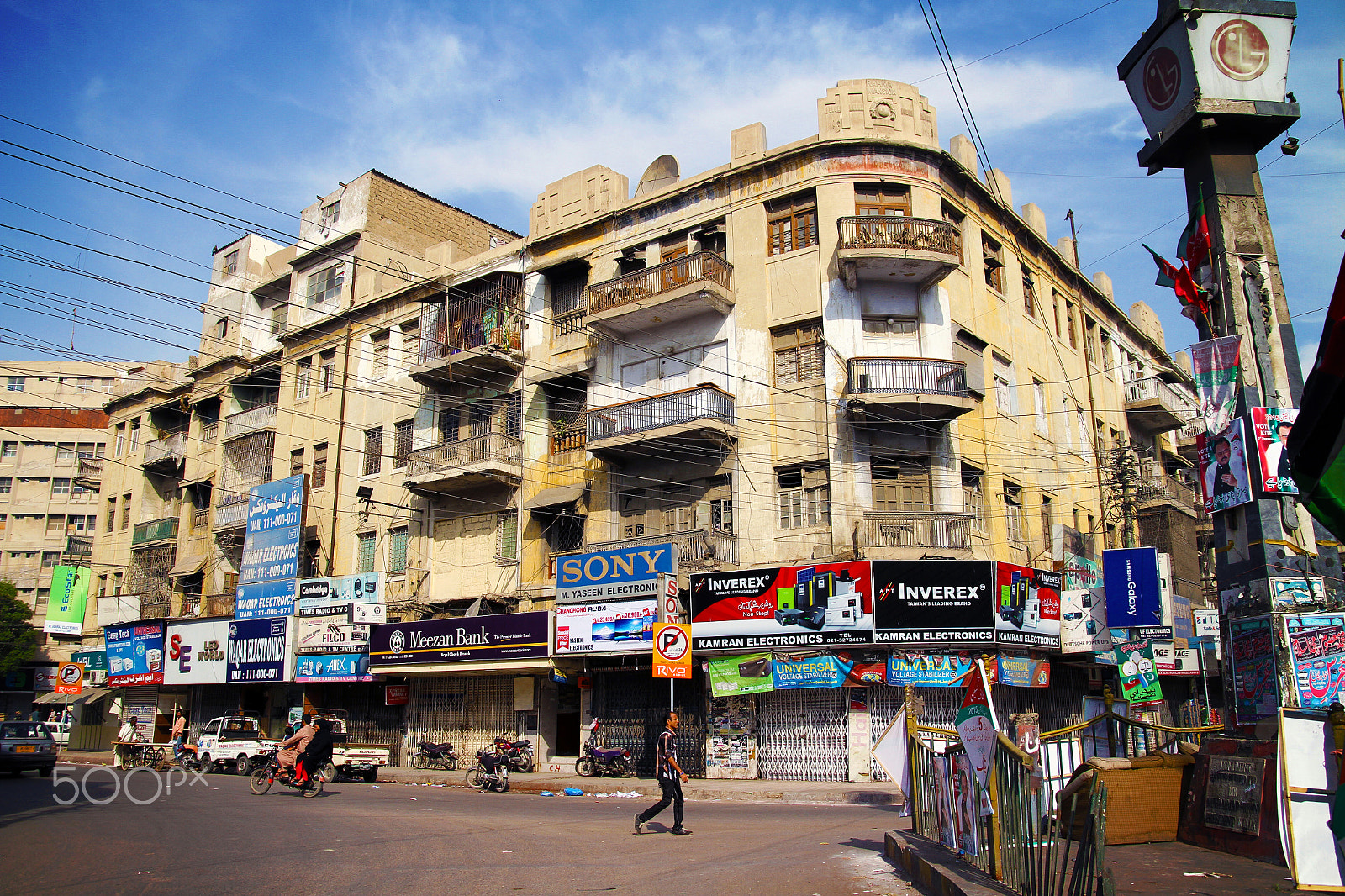 Sigma 17-70mm F2.8-4 DC Macro OS HSM sample photo. Sunday saddar photography