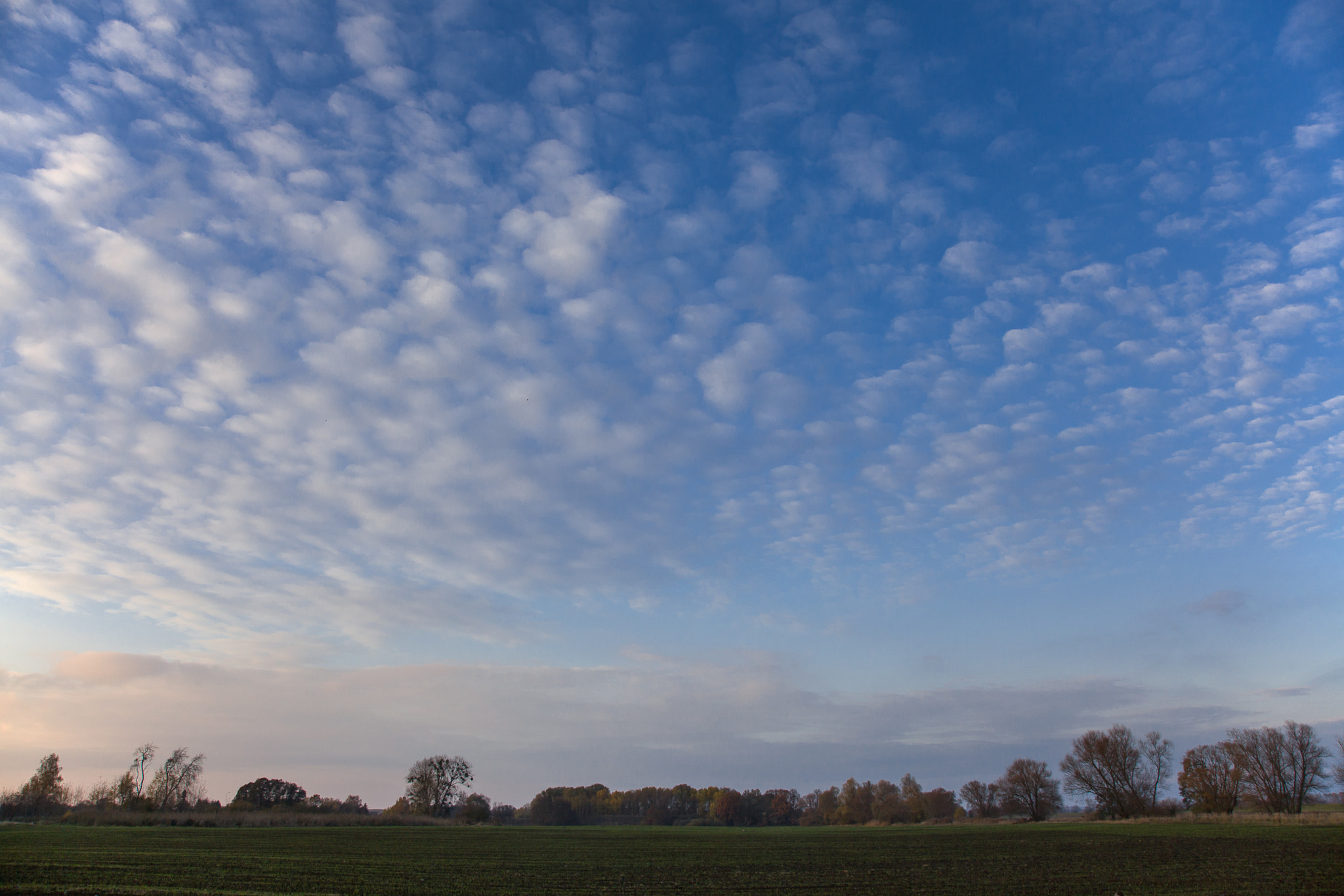 Wolkenlandschaft im Herbst