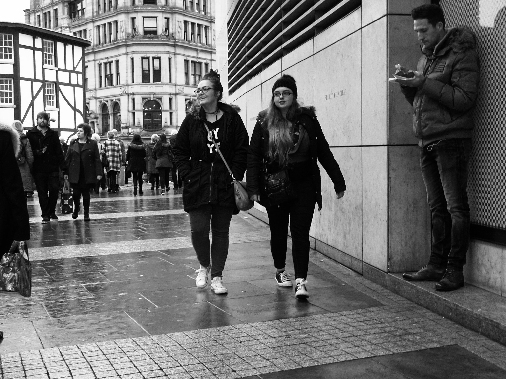 Sony Cyber-shot DSC-RX100 IV + Sony 24-70mm F1.8-2.8 sample photo. New cathedral street, manchester city centre, manchester, uk. photography