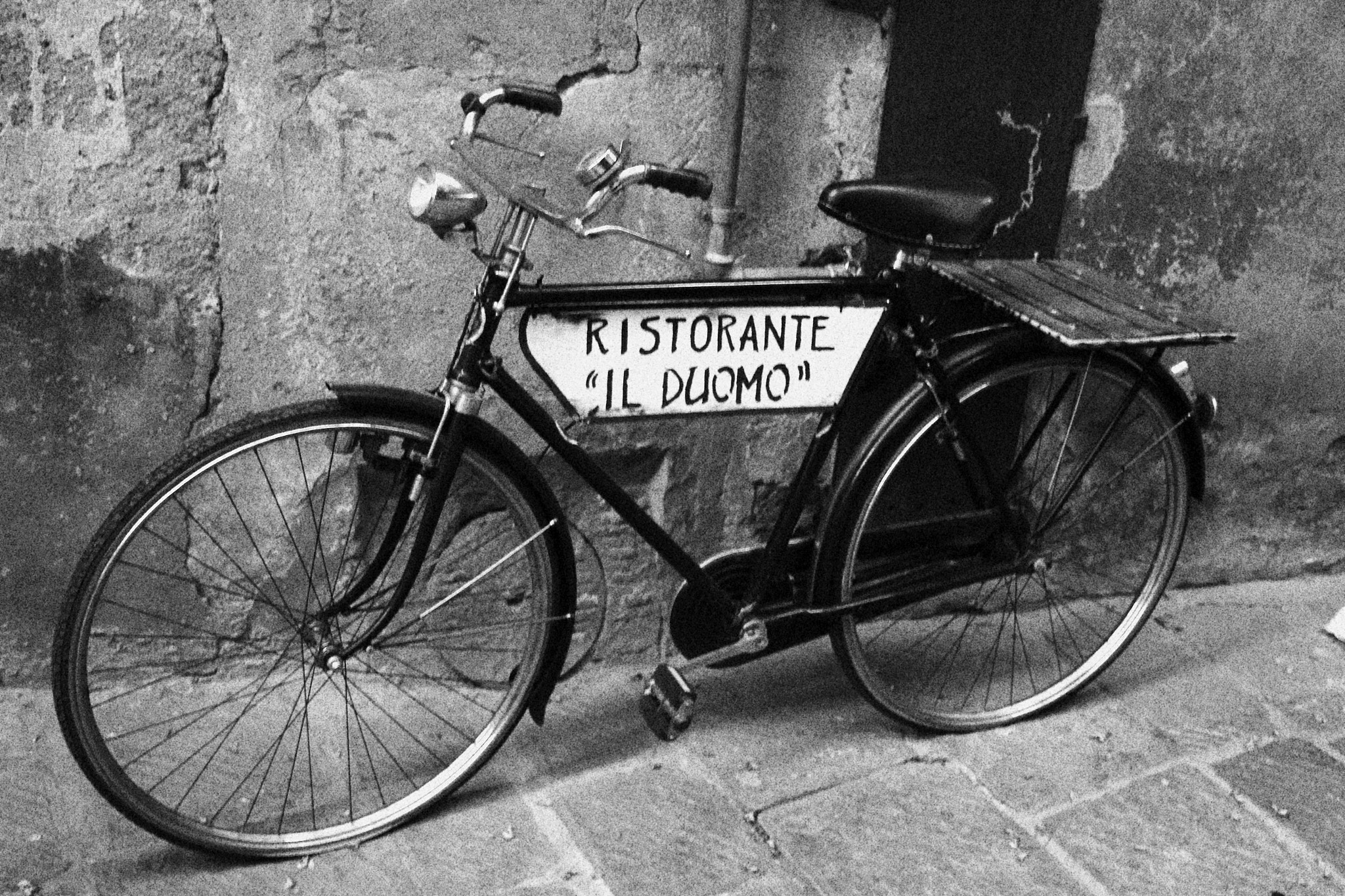 Canon EF 24-105mm F3.5-5.6 IS STM sample photo. Old bycicle in pistoia. photography