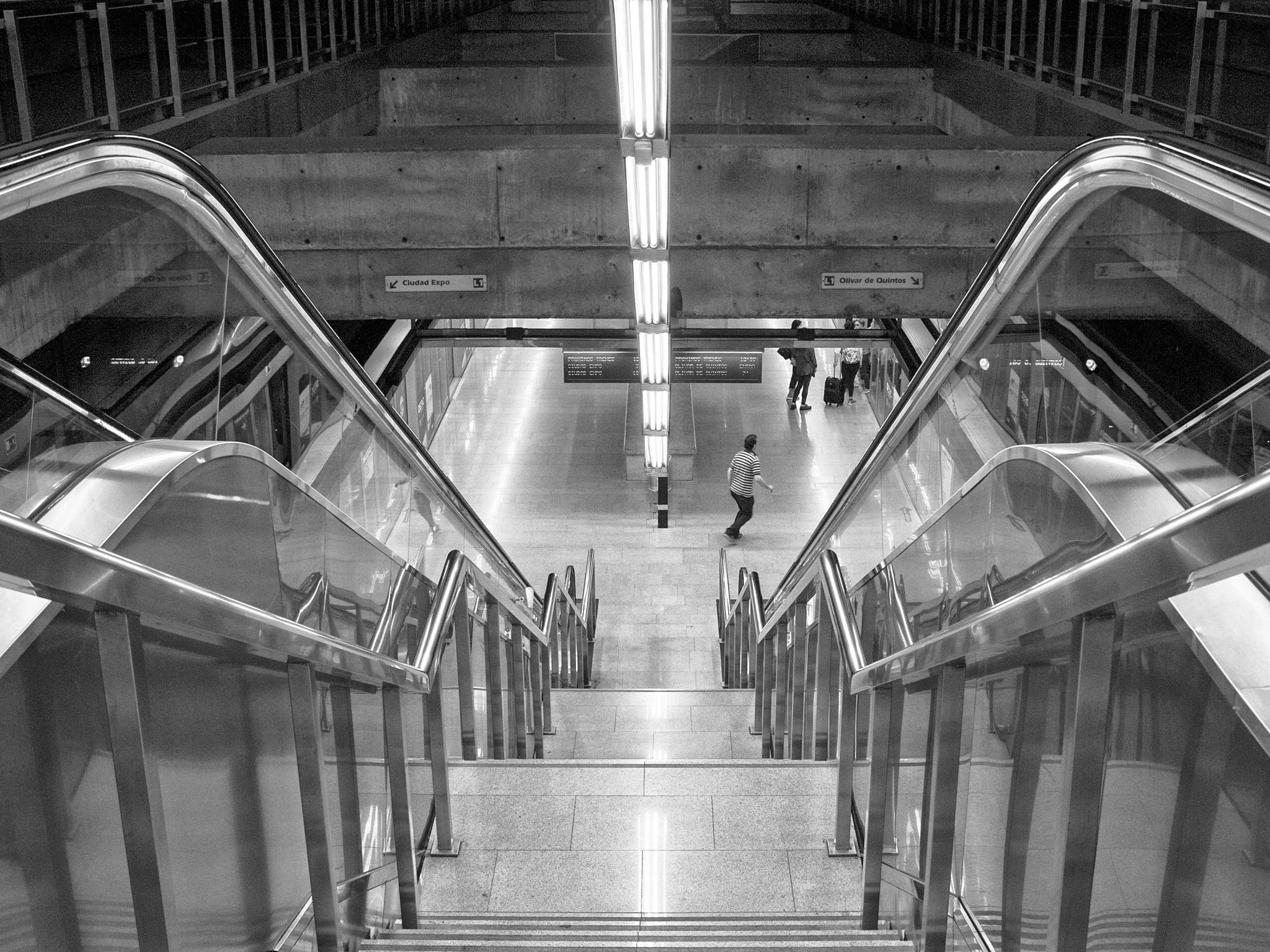 Nikon D700 + AF Zoom-Nikkor 35-105mm f/3.5-4.5 sample photo. Underground station photography