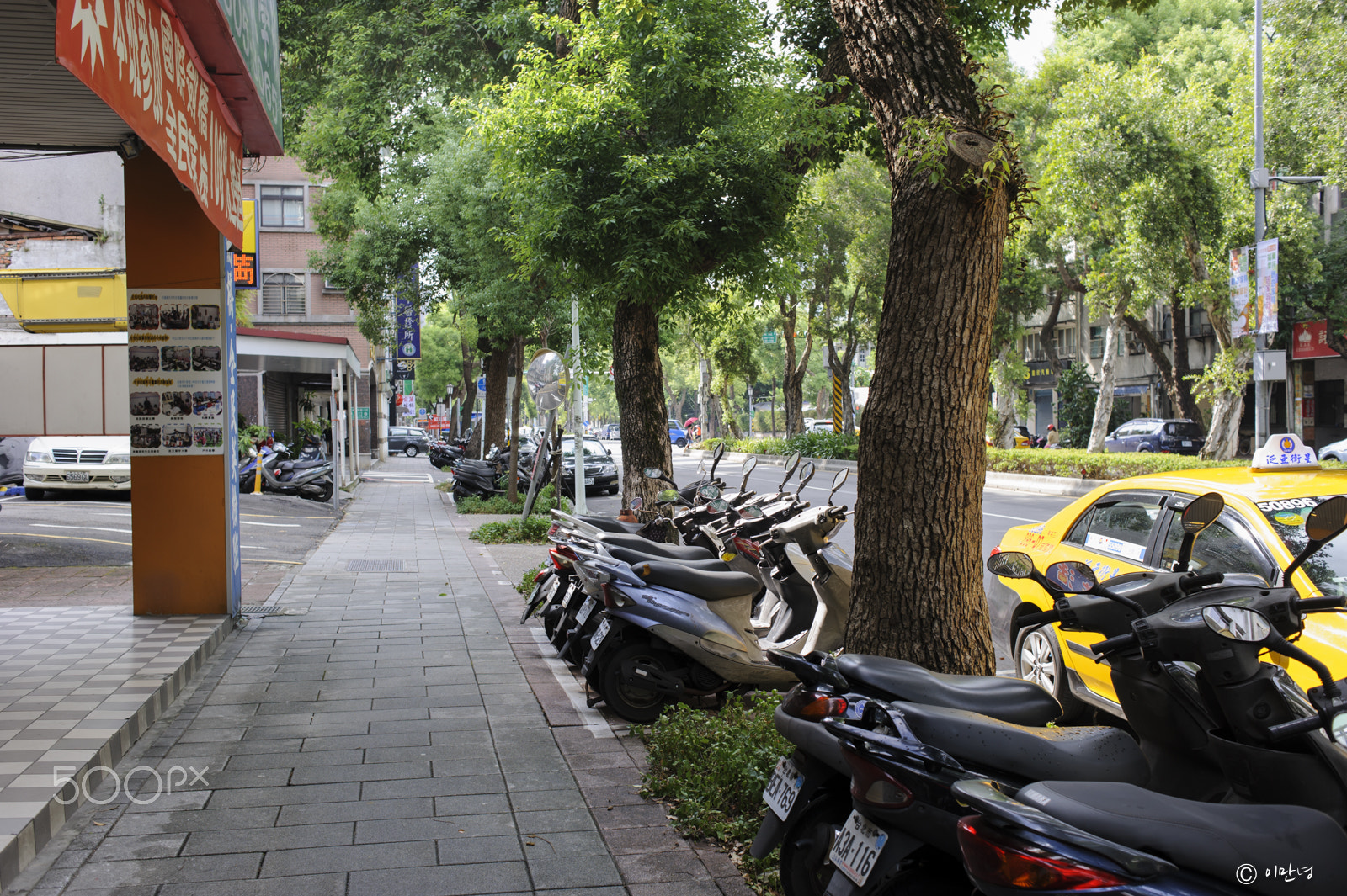 Nikon AF Nikkor 35mm F2D sample photo. A common street scene in taipei photography