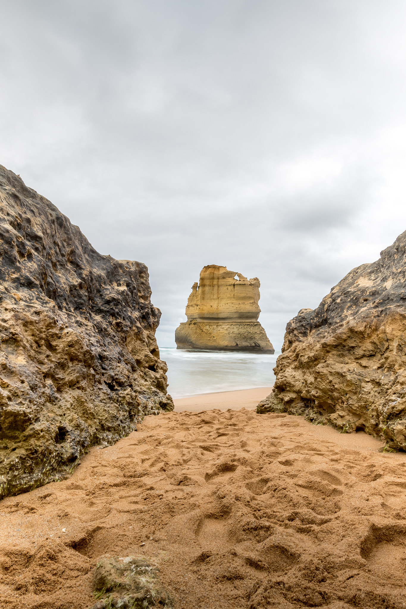 Canon EOS 7D Mark II + Sigma 18-35mm f/1.8 DC HSM sample photo. Framed rocks photography