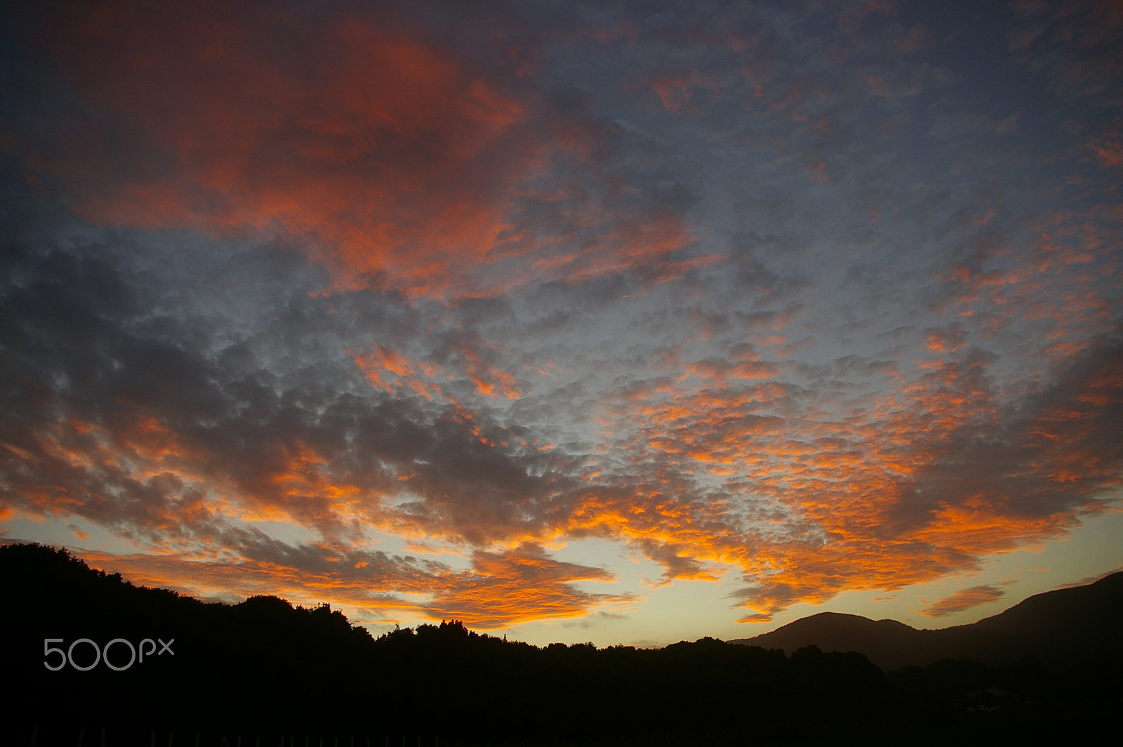 Pentax *ist DL2 + Pentax smc DA 18-55mm F3.5-5.6 AL sample photo. Clouds at sunset photography