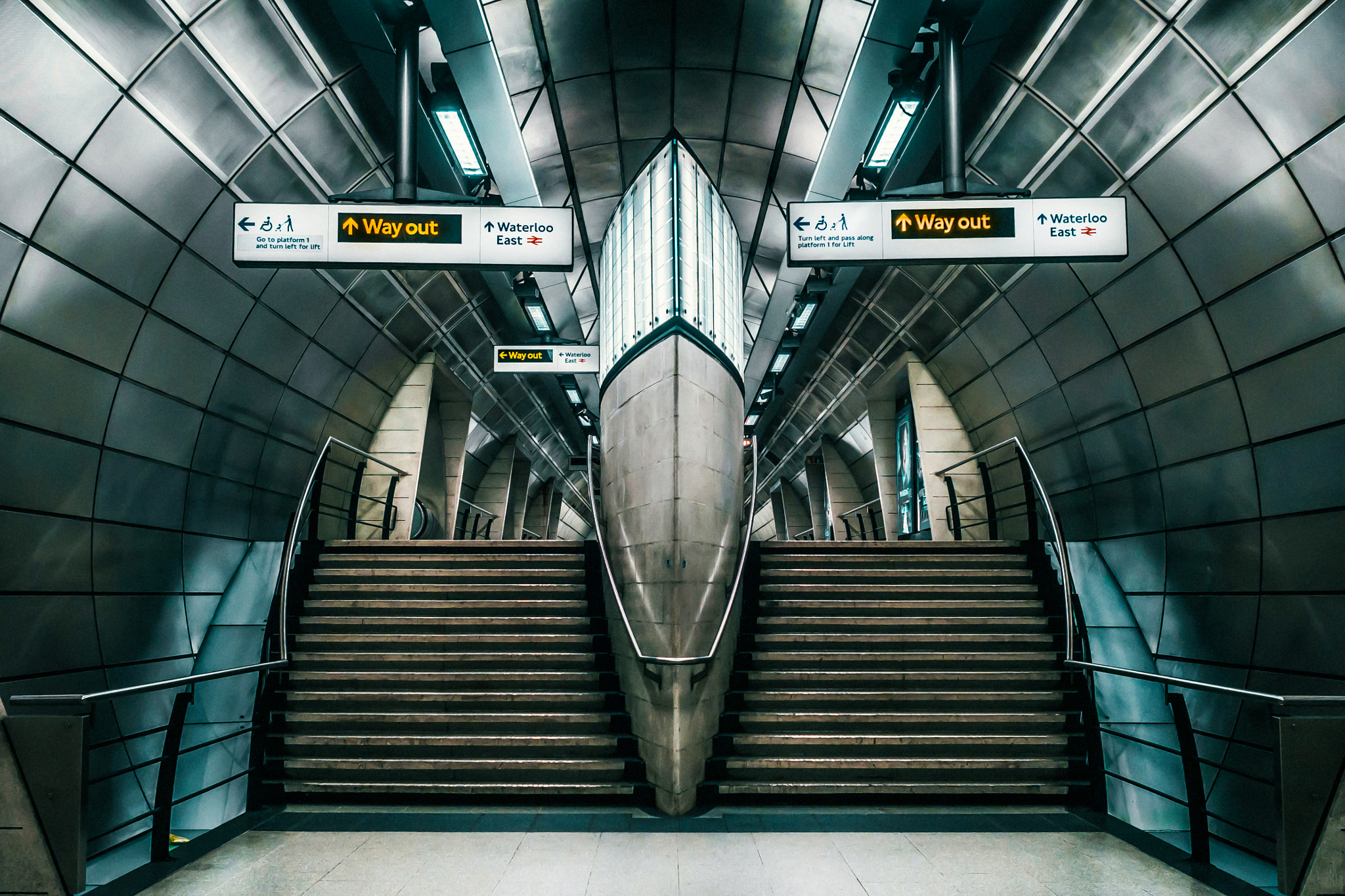 Olympus OM-D E-M10 II + Olympus M.Zuiko Digital 17mm F1.8 sample photo. London underground photography