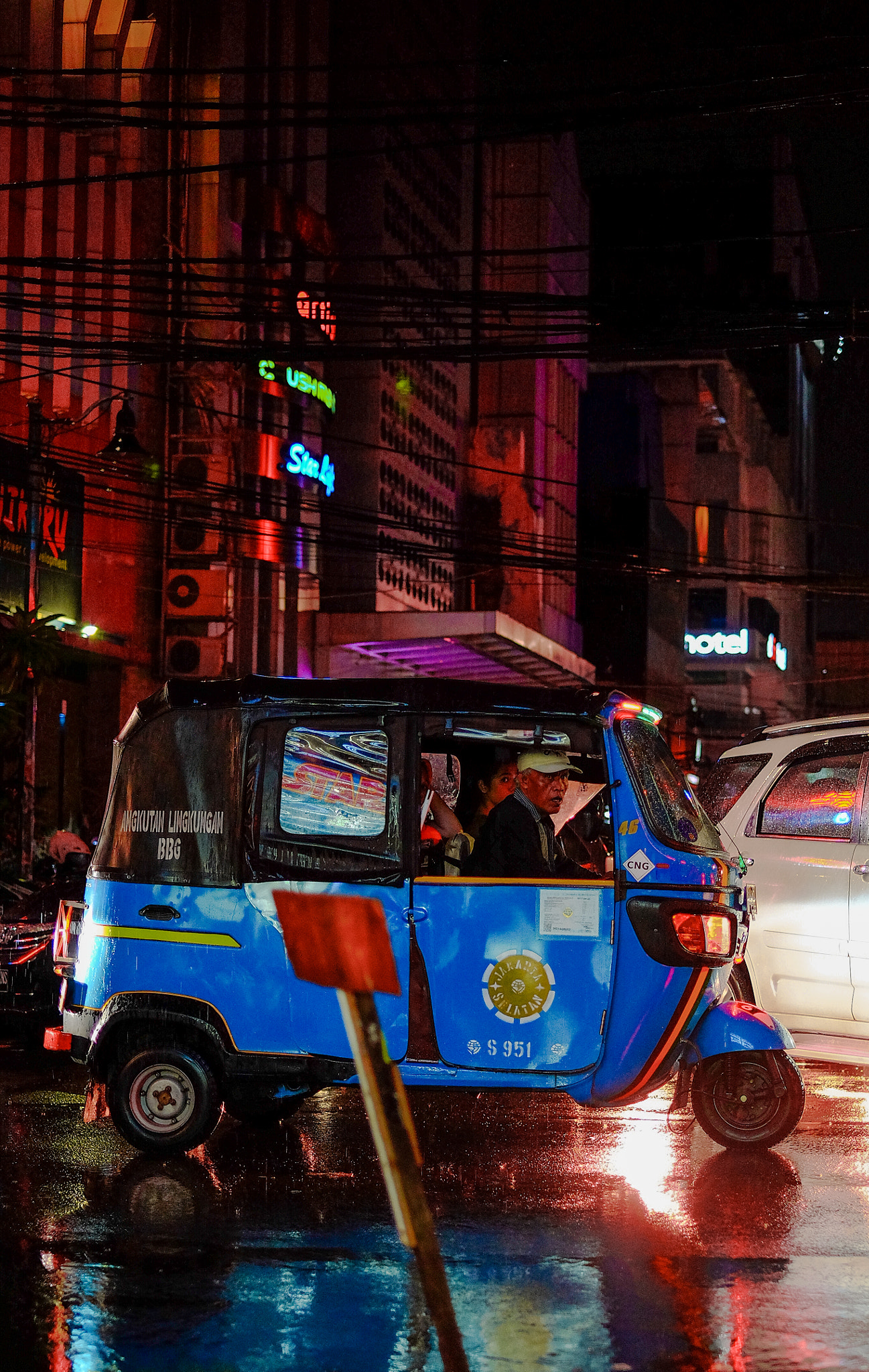 Fujifilm X-E2 + Fujifilm XF 35mm F1.4 R sample photo. Blue bajaj photography