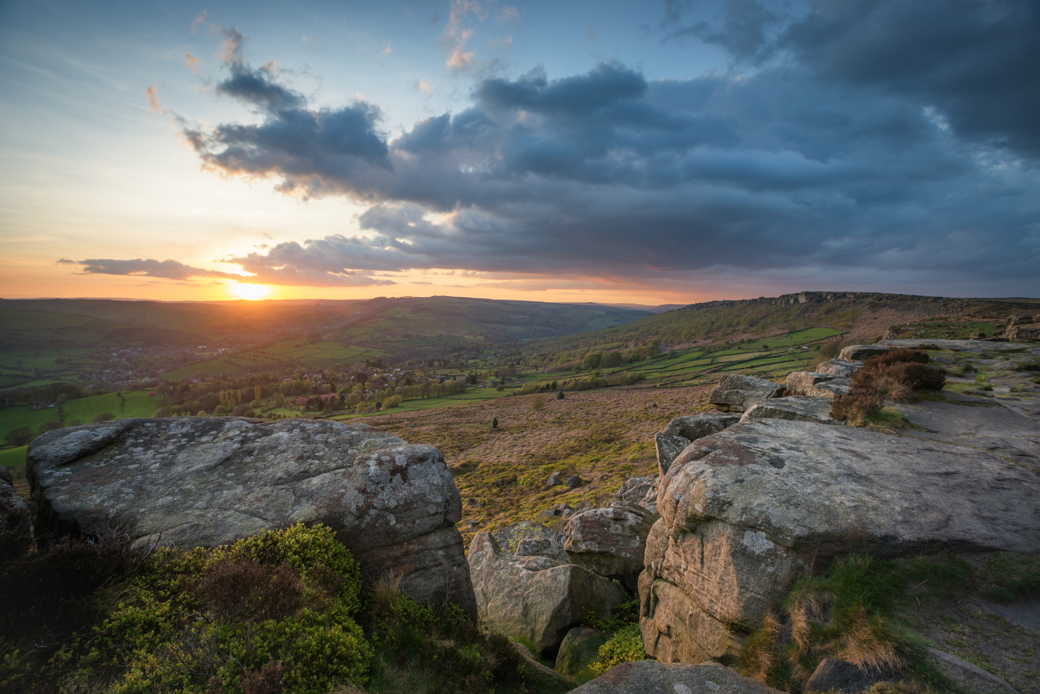 Nikon D800 + Nikon AF-S Nikkor 17-35mm F2.8D ED-IF sample photo. Sunset over baslow edge photography