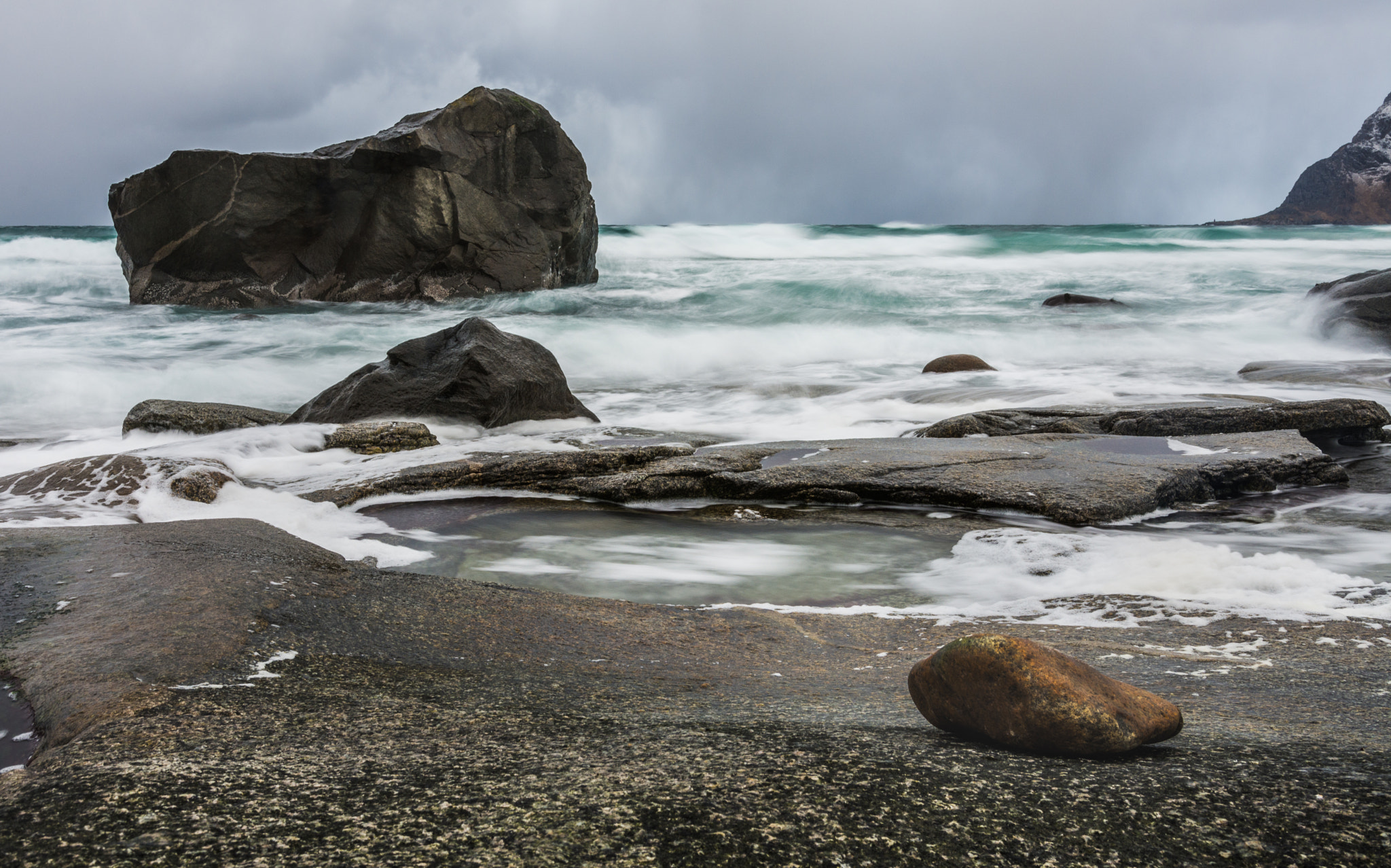Nikon D7200 sample photo. Wild sea and rocks at utakleiv beach photography