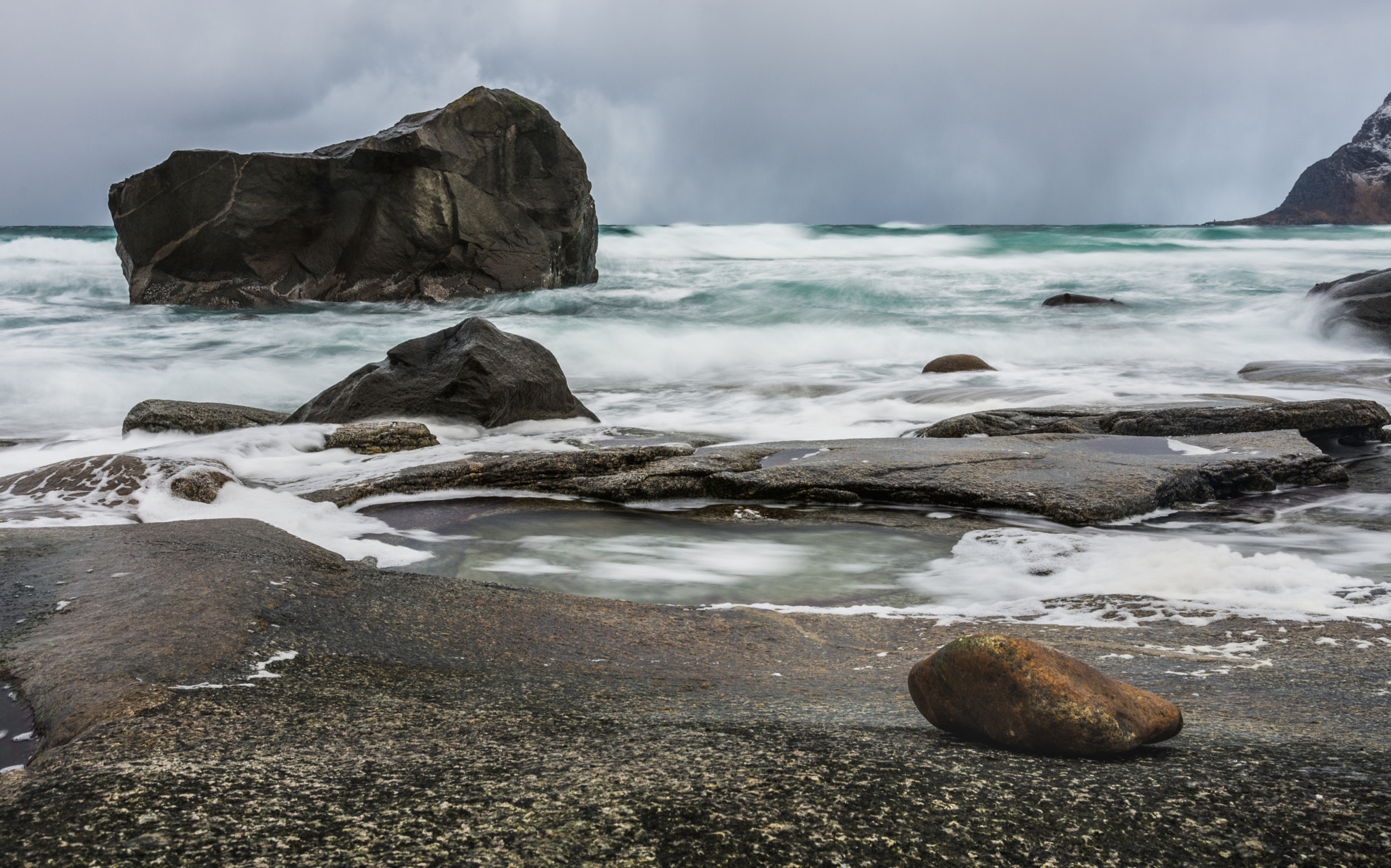 Nikon D7200 + Sigma 18-35mm F1.8 DC HSM Art sample photo. Wild sea and rocks at utakleiv beach photography