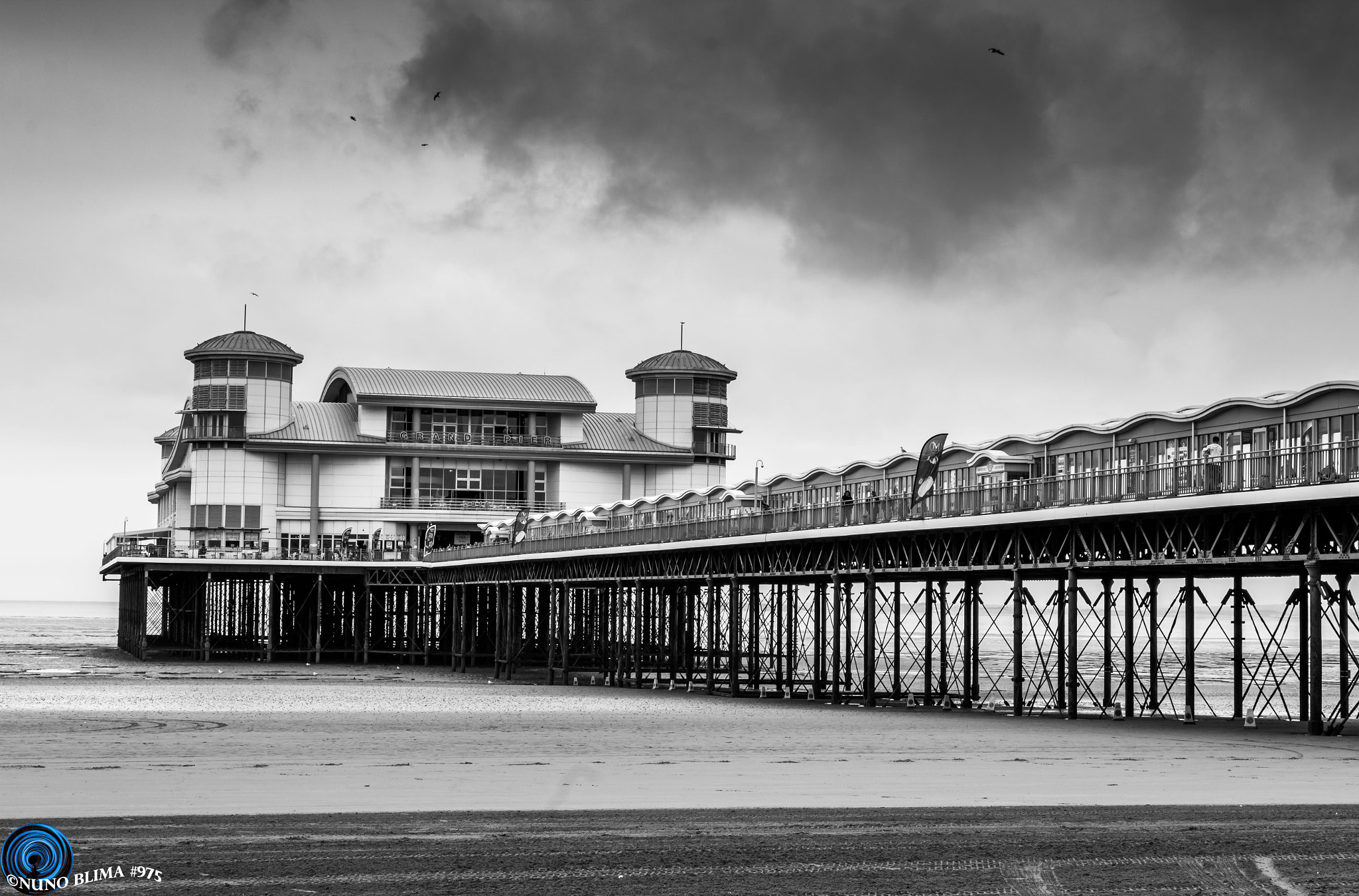 Canon EOS 550D (EOS Rebel T2i / EOS Kiss X4) + Canon EF 24-105mm F4L IS USM sample photo. Weston-super-mare grand pier photography