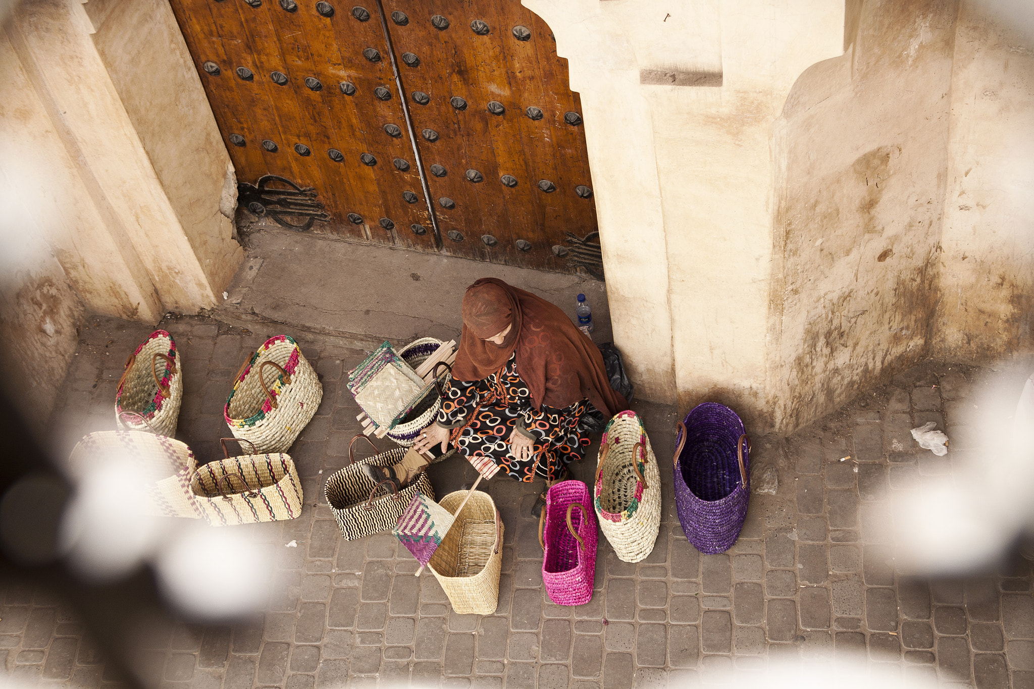 Canon EOS 50D + Tamron SP AF 17-50mm F2.8 XR Di II LD Aspherical (IF) sample photo. Moroccan basket seller photography