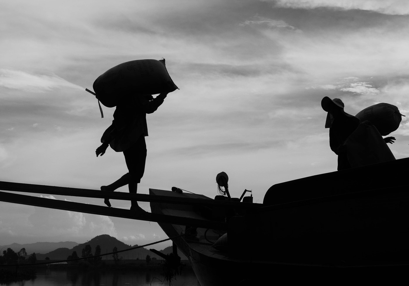 Nikon D5000 sample photo. Loading the rice boat photography