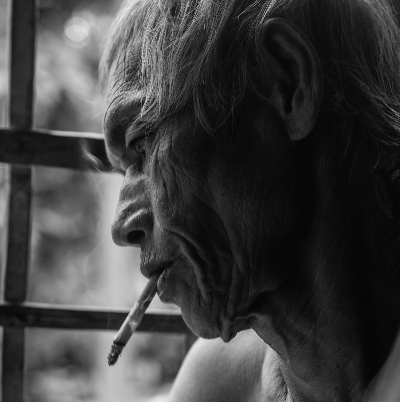 Nikon D5000 + Nikon AF-S Nikkor 50mm F1.4G sample photo. The smoker photography