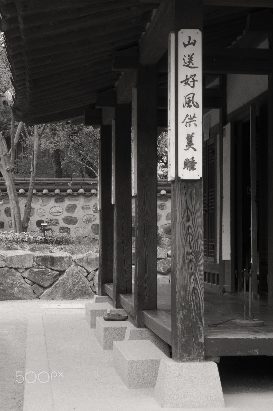 Sony E 55-210mm F4.5-6.3 OSS sample photo. Korean traditional house photography