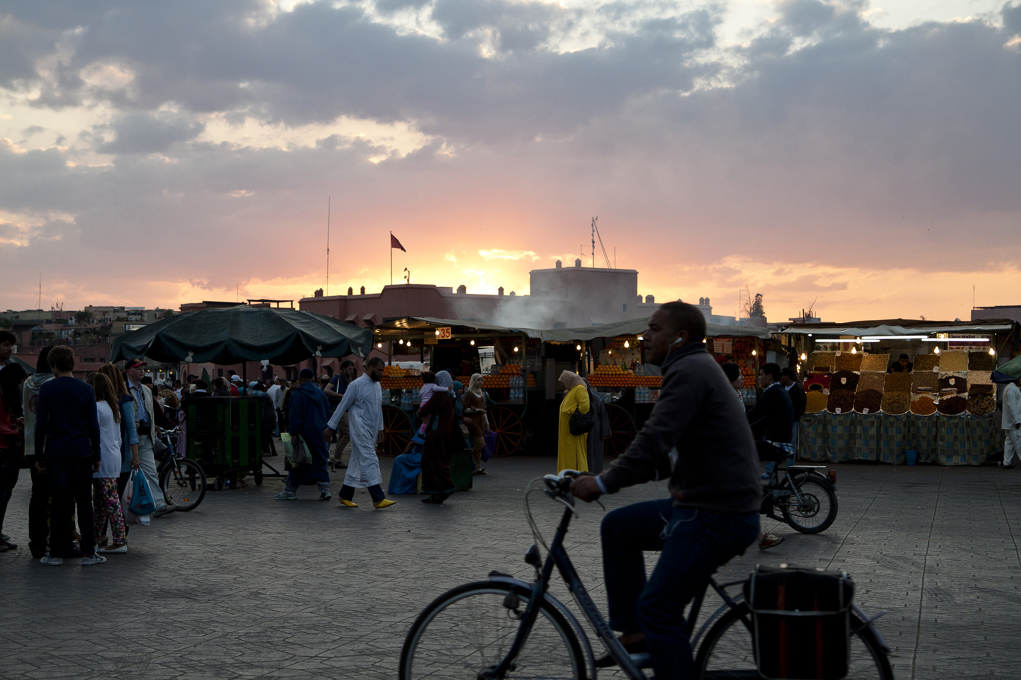 Tamron SP AF 17-50mm F2.8 XR Di II LD Aspherical (IF) sample photo. Market on jeema el-fna photography