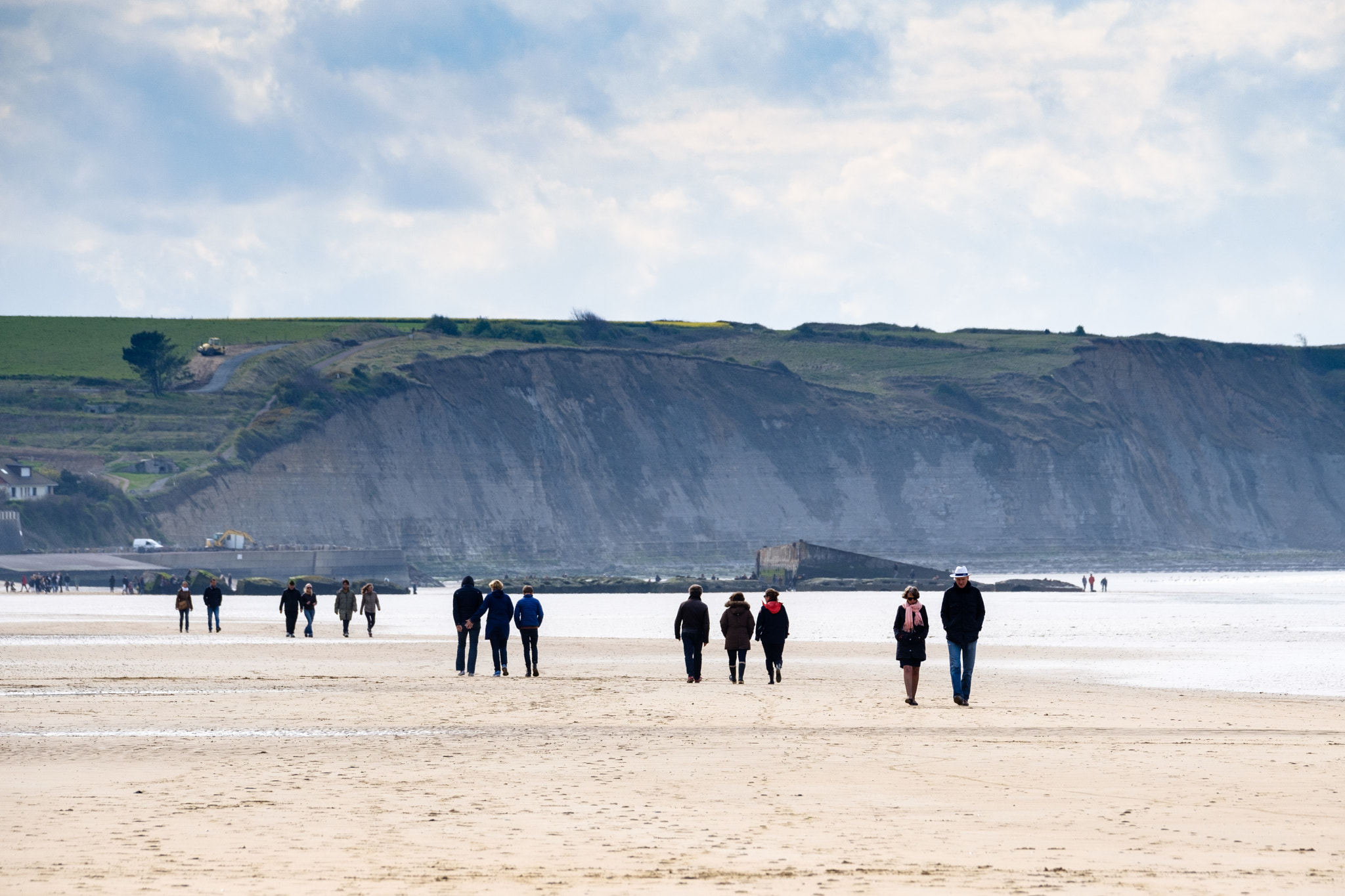 Fujifilm X-T2 + Fujifilm XF 100-400mm F4.5-5.6 R LM OIS WR sample photo. Nice walk on the beach, arromanches photography