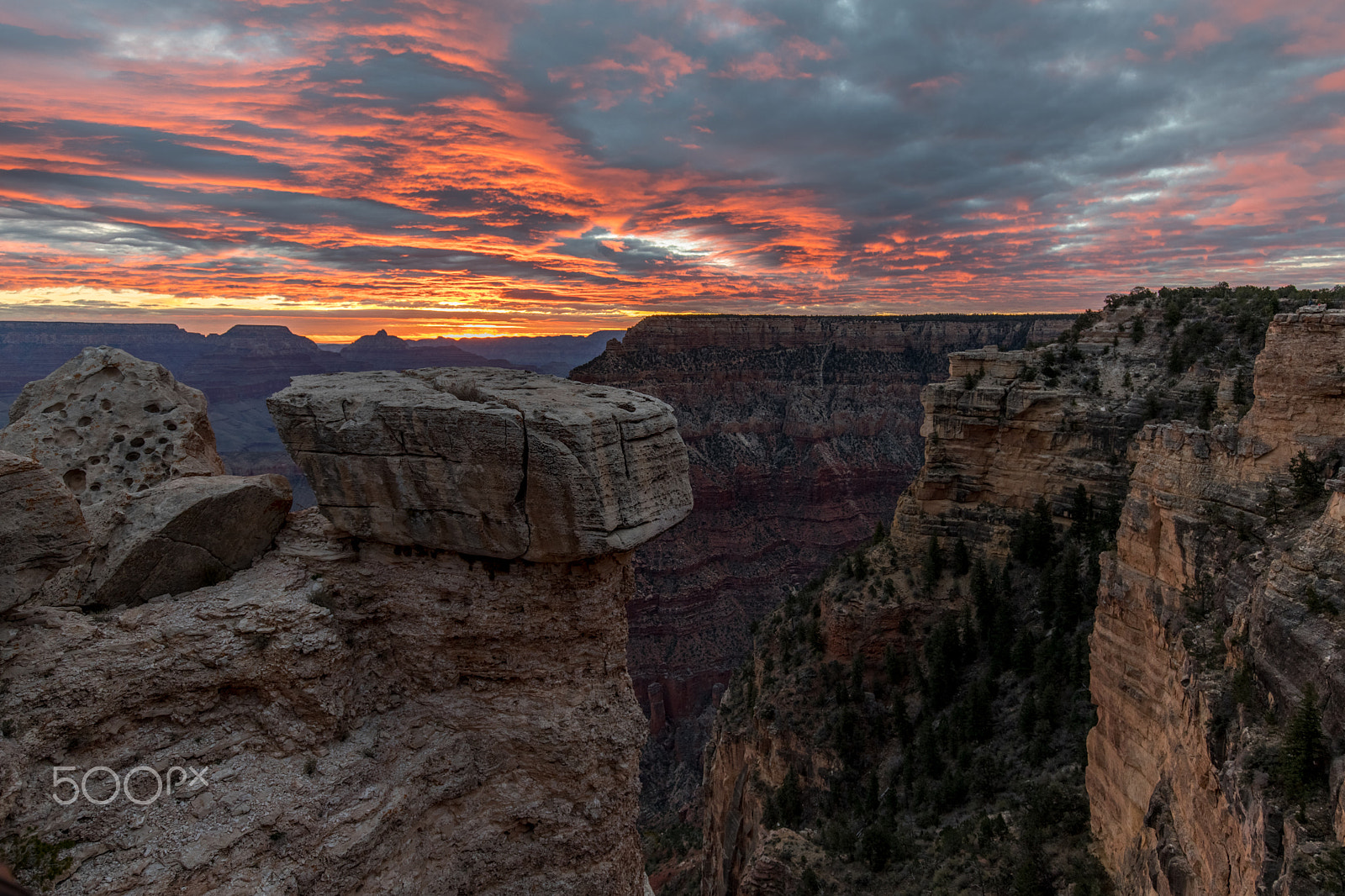 Canon EF 16-35mm F4L IS USM sample photo. Sunrise photography