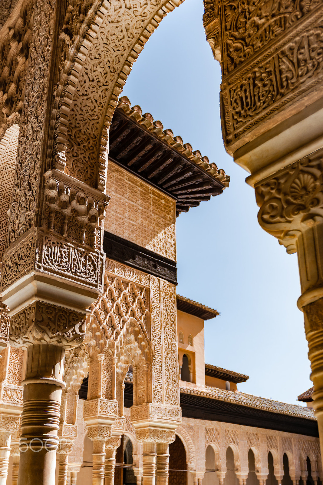 Sony Alpha DSLR-A900 + Sony Vario-Sonnar T* 16-35mm F2.8 ZA SSM sample photo. Mosaic walls and columns at the alhambra palace. photography