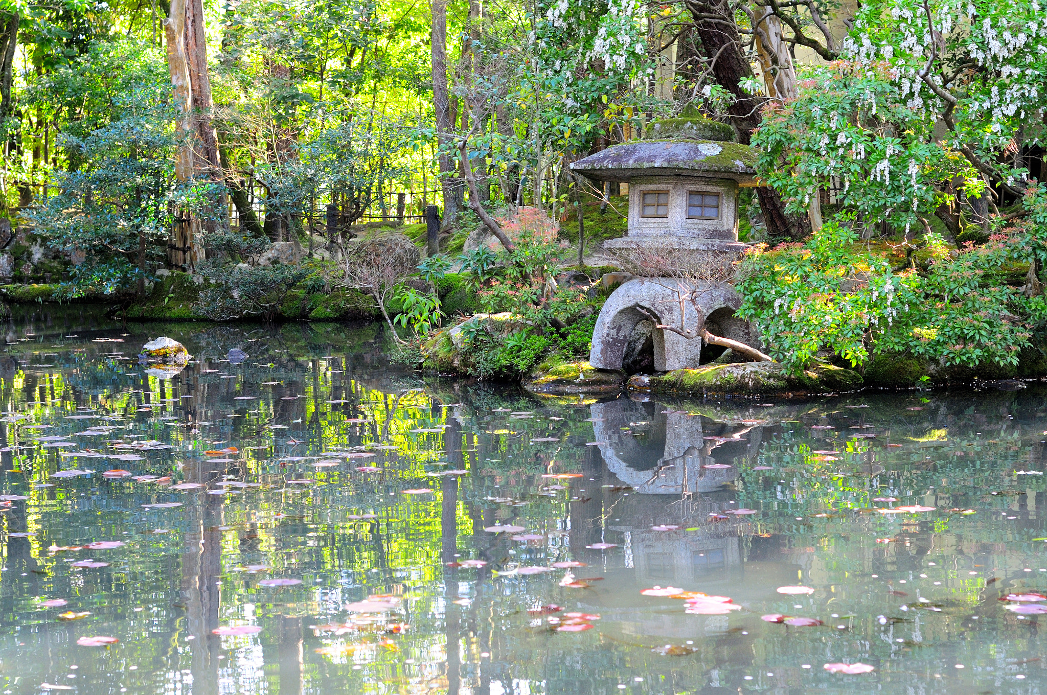 Nikon D300 + Nikon AF Nikkor 50mm F1.8D sample photo. Lantern at tenjuan garden photography