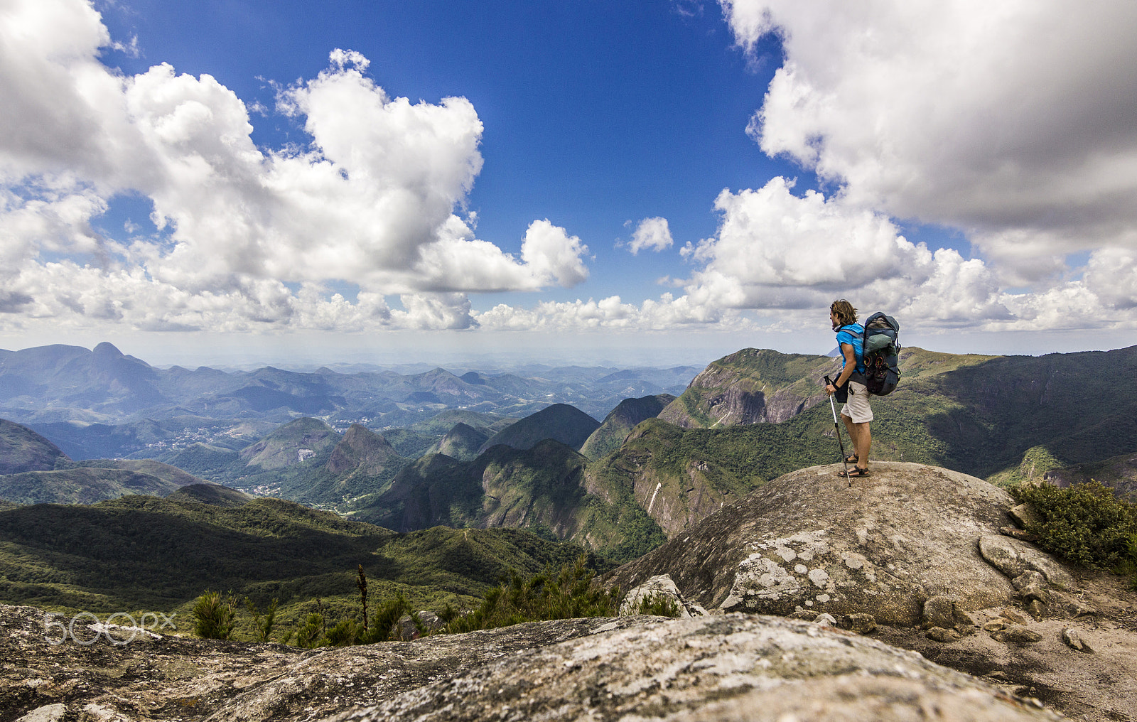 Canon EOS 550D (EOS Rebel T2i / EOS Kiss X4) sample photo. Man with backpack standing on top of mountain with blue sky with clouds photography
