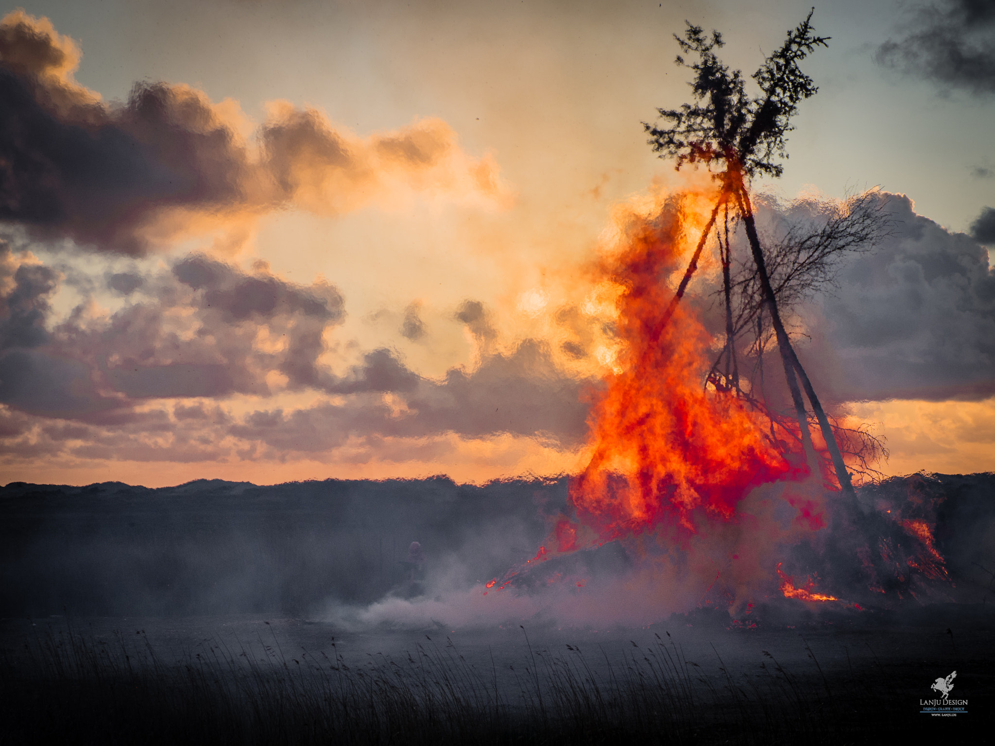 Olympus OM-D E-M10 II sample photo. Osterfeuer photography