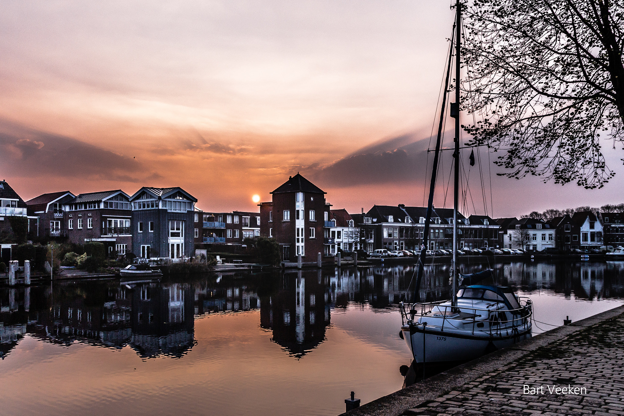 Canon EOS 700D (EOS Rebel T5i / EOS Kiss X7i) + Canon TS-E 90mm F2.8 Tilt-Shift sample photo. Golden hour in haarlem photography