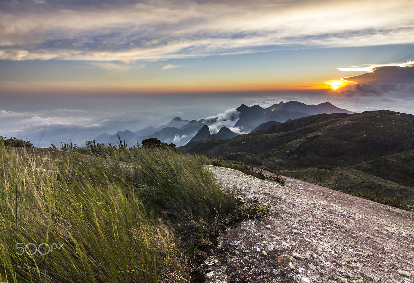Canon EOS 550D (EOS Rebel T2i / EOS Kiss X4) sample photo. Colorful sunset above brasil mountains photography