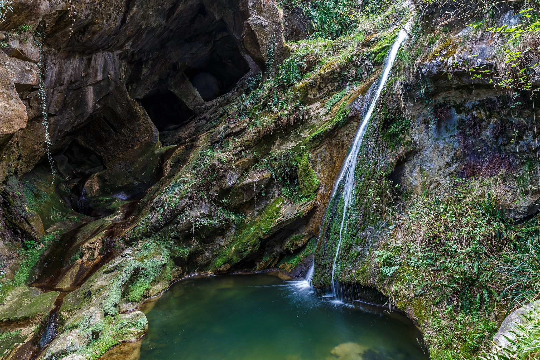 Sigma 24-70mm F2.8 EX DG Macro sample photo. Small waterfall at the "grotte del caglieron" photography