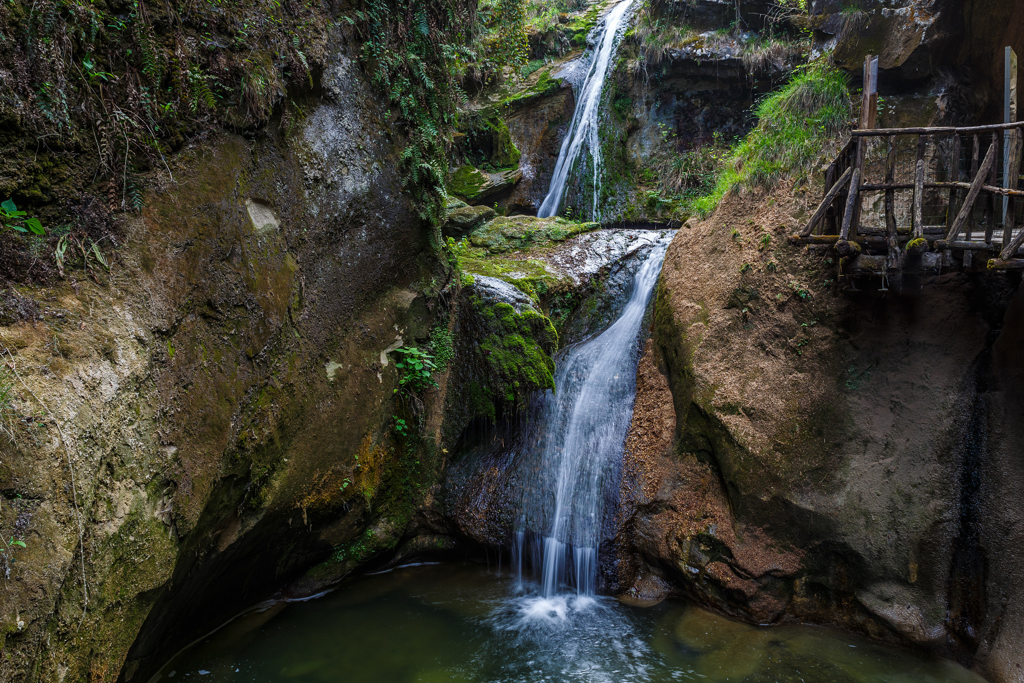 Sigma 24-70mm F2.8 EX DG Macro sample photo. Small waterfall at the "grotte del caglieron" photography
