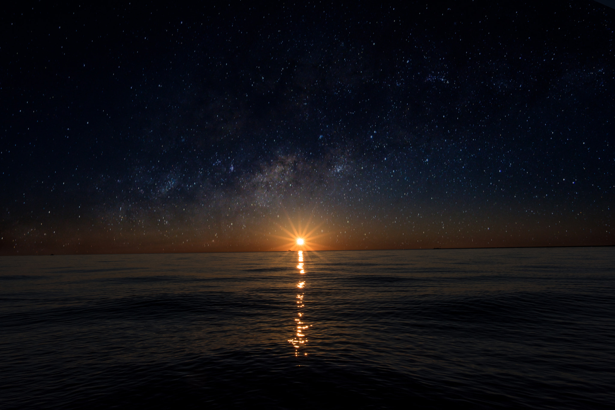 Nikon D750 + Nikon AF-S Nikkor 20mm F1.8G ED sample photo. Sunrise at oak street beach photography
