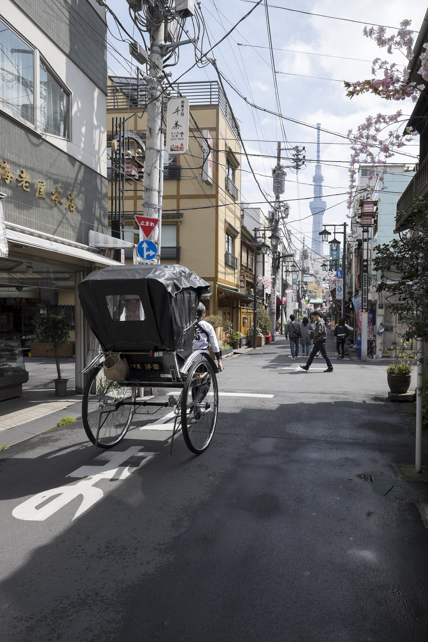 Fujifilm X-T1 + Fujifilm XF 14mm F2.8 R sample photo. Tokyo.台東区浅草　雷門柳小路 photography