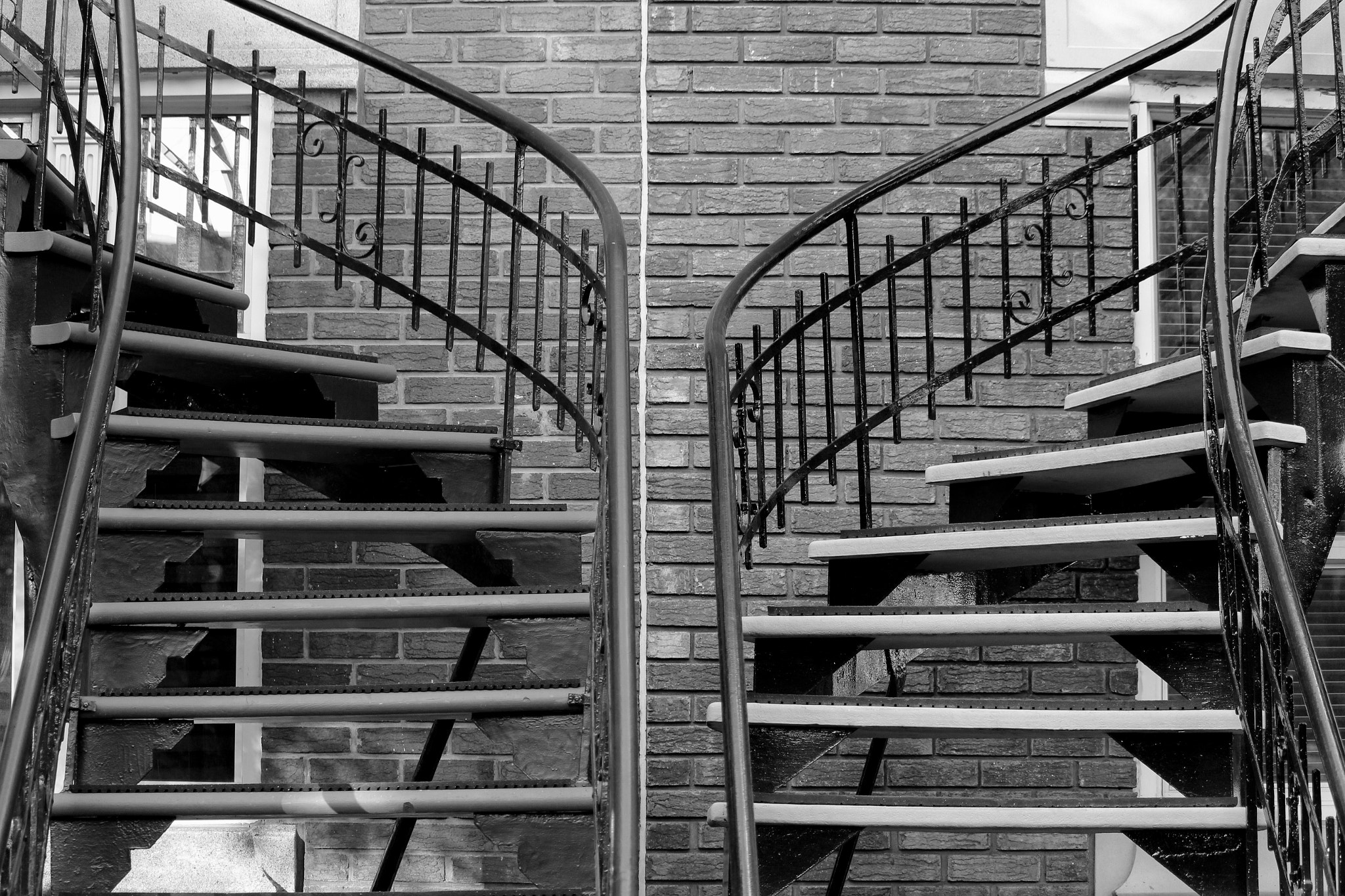 Canon EOS 1200D (EOS Rebel T5 / EOS Kiss X70 / EOS Hi) + Canon EF-S 55-250mm F4-5.6 IS STM sample photo. Stairs in montreal photography