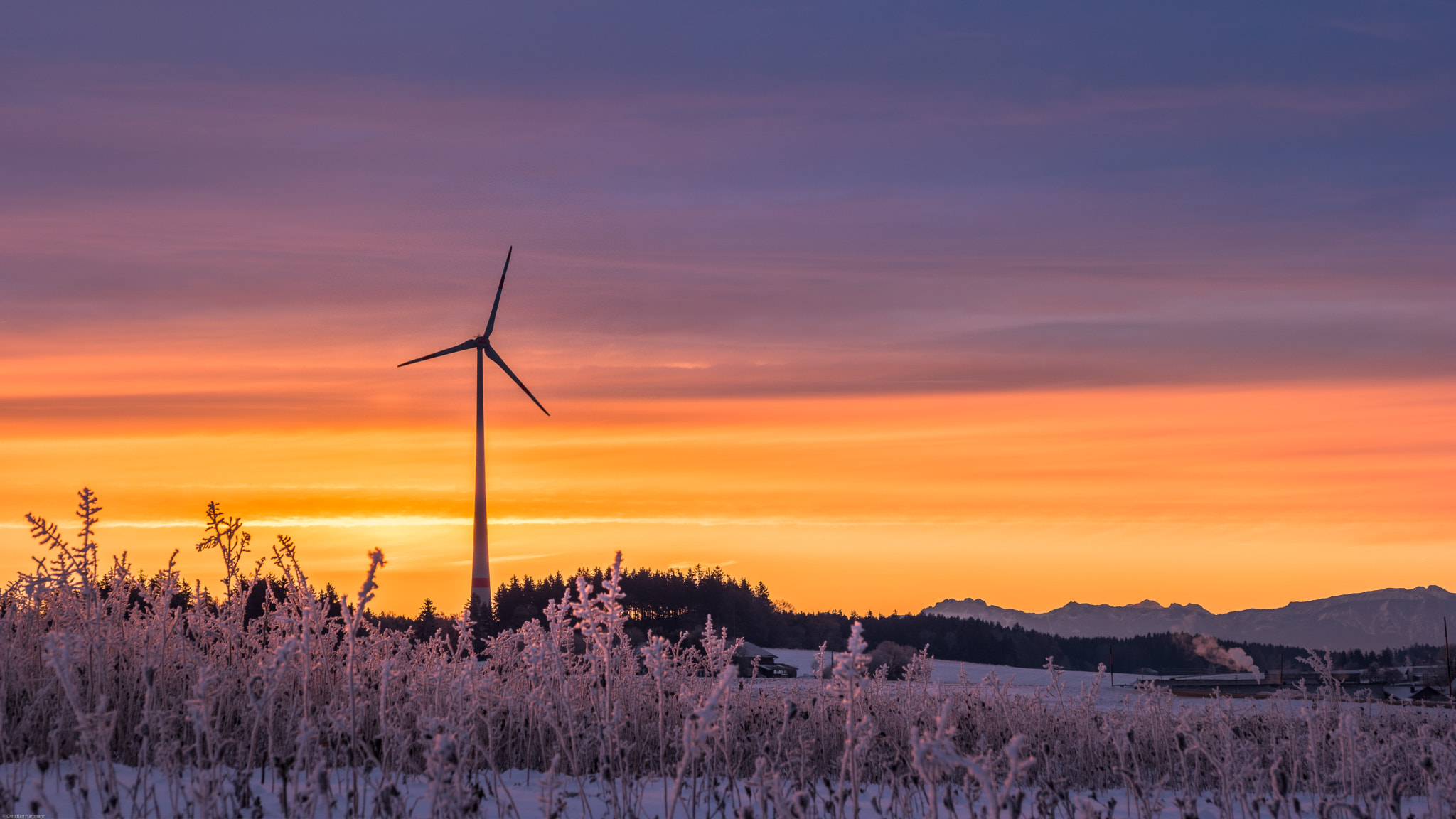 Windrad bei Sonnenaufgang