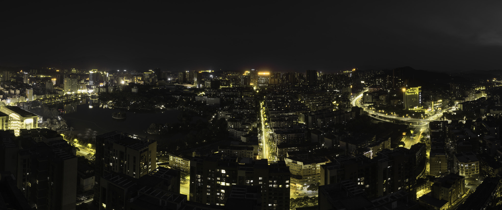 Nikon AF-S Nikkor 14-24mm F2.8G ED sample photo. 小城的夜 photography