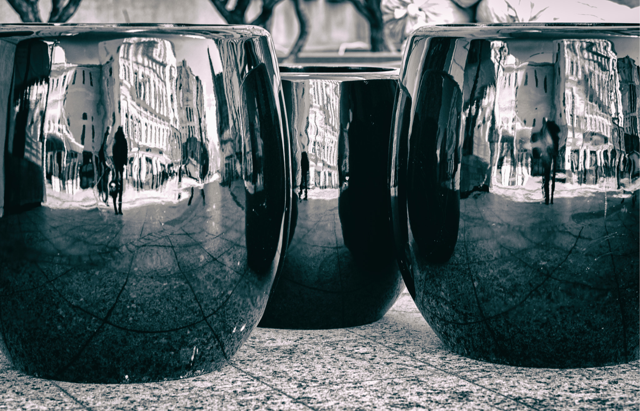 Leica APO-Summicron-M 90mm F2 ASPH sample photo. City in reflections photography