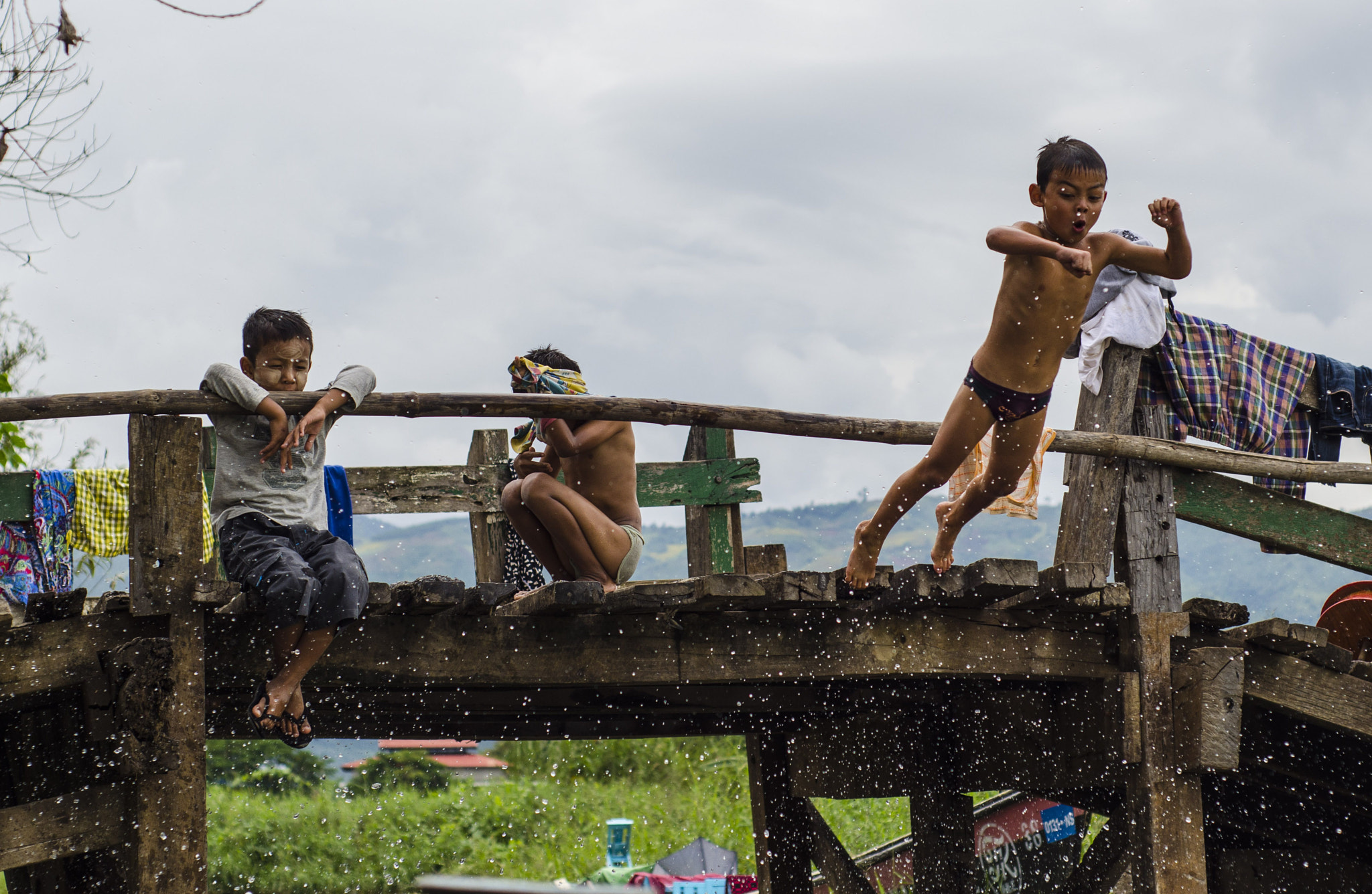 Nikon D7000 + Nikon AF Nikkor 50mm F1.8D sample photo. A splash in inle lake photography
