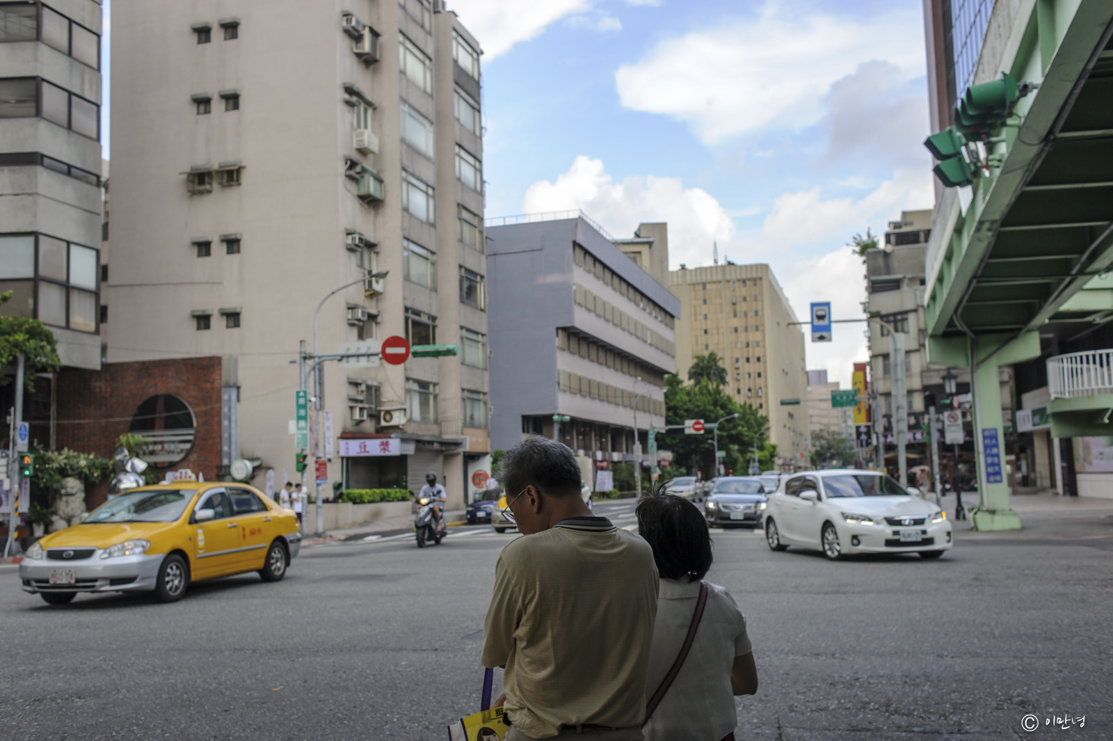 Nikon AF Nikkor 35mm F2D sample photo. Street of taipei photography