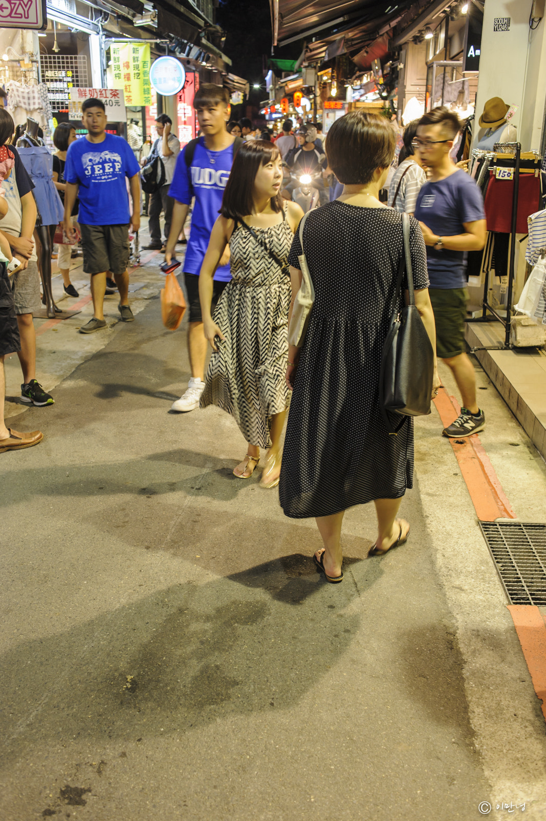 Nikon AF Nikkor 35mm F2D sample photo. Sydayes in taipei photography