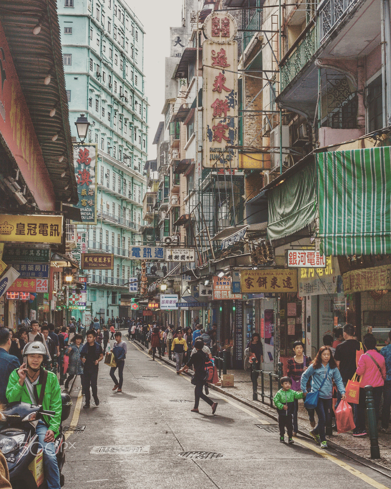 Canon EOS 5D + Canon EF 50mm F1.8 II sample photo. Macau life photography