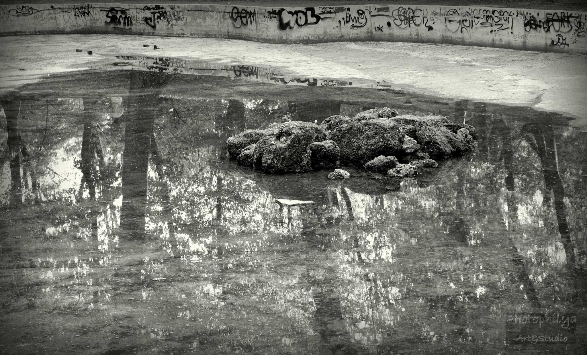 Sigma 17-70mm F2.8-4 DC Macro OS HSM | C sample photo. Some urban weird reflections photography