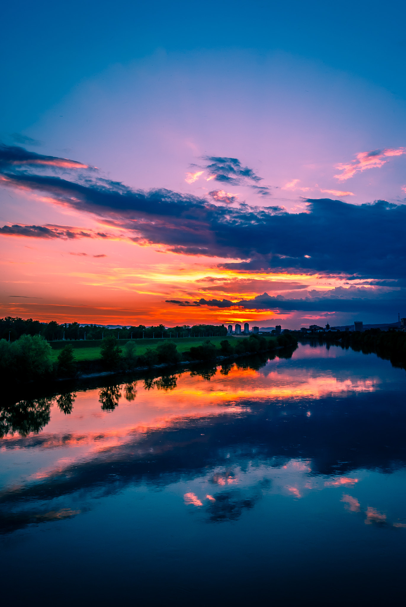 Sony Alpha DSLR-A230 + Sony DT 18-55mm F3.5-5.6 SAM sample photo. Sunset reflection photography