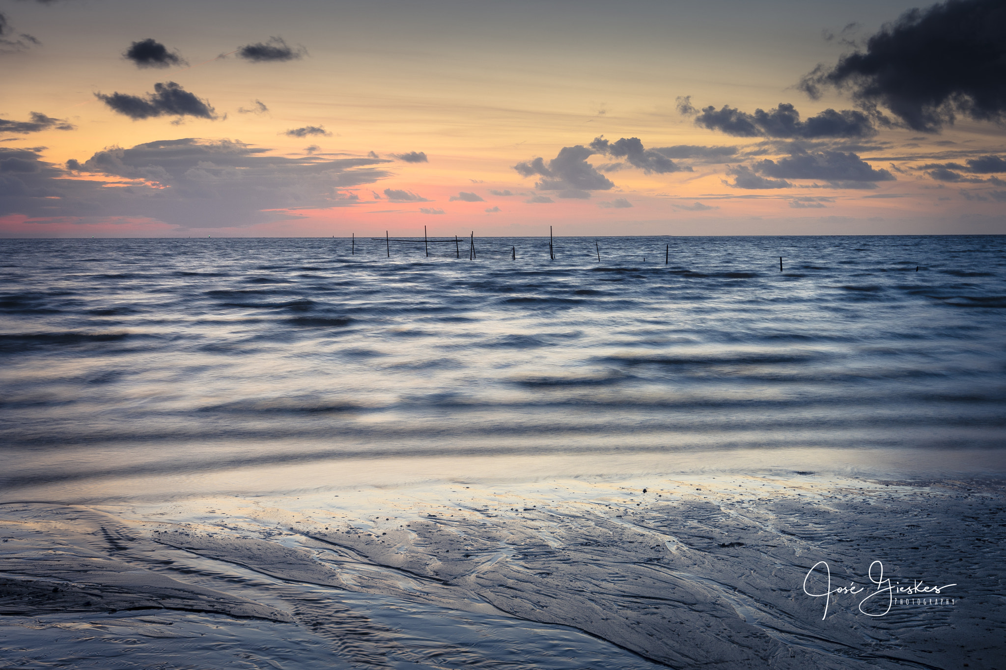 Nikon D500 + Nikon AF-S Nikkor 16-35mm F4G ED VR sample photo. An evening down by the sea photography