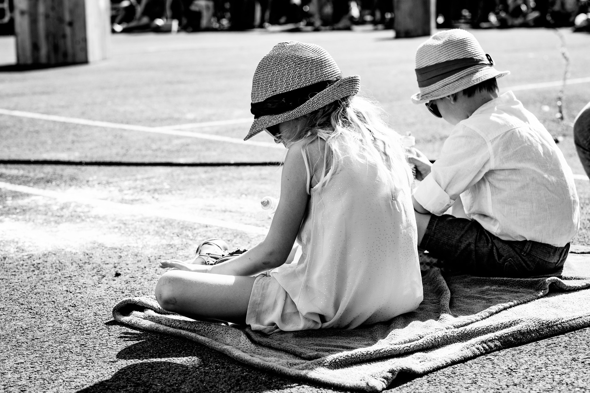 Fujifilm X-T1 + Fujifilm XF 56mm F1.2 R sample photo. Sunny spectators photography