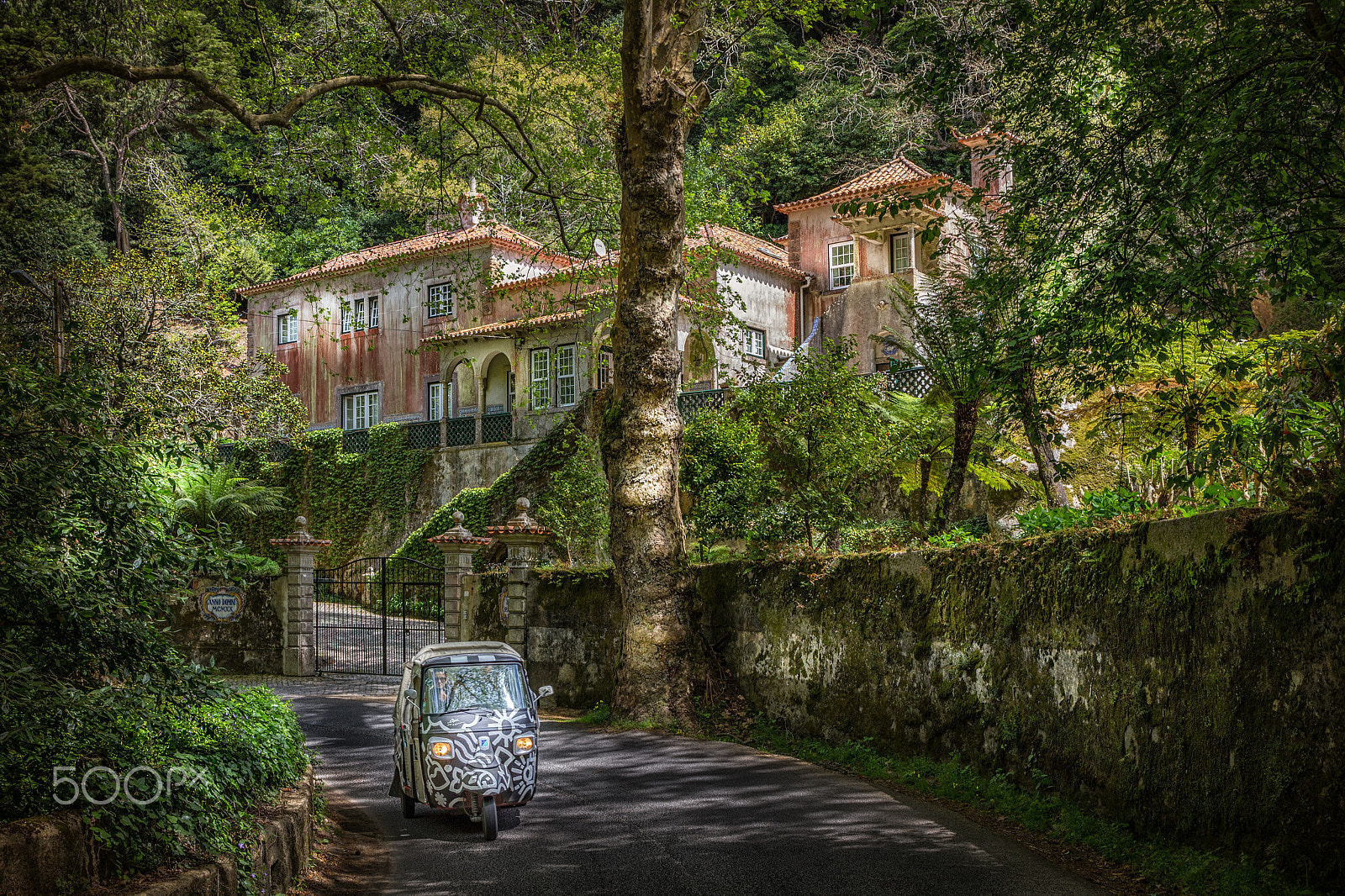 Canon EF 24-70mm F4L IS USM sample photo. Lonely tuktuk photography