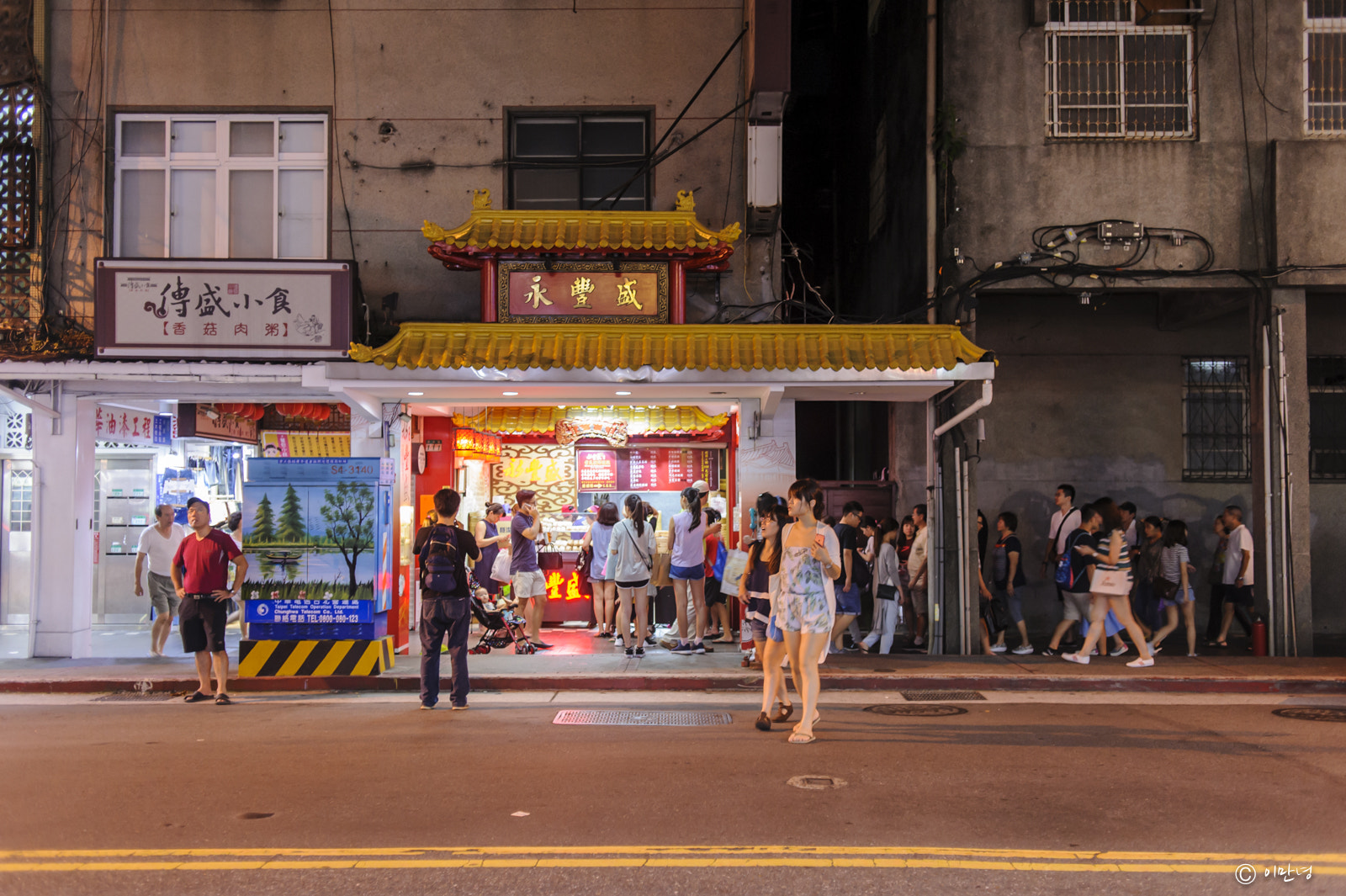 Nikon AF Nikkor 35mm F2D sample photo. Street of sydayes in taipei photography