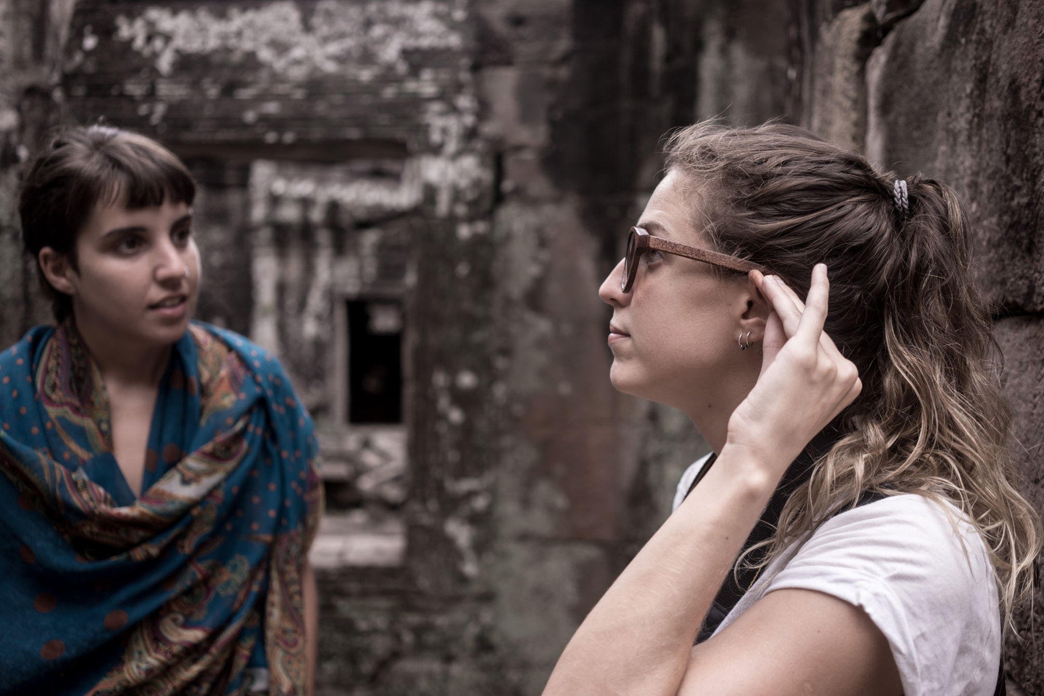 Sony Sonnar T* FE 35mm F2.8 ZA sample photo. Argentinians girls in angkor wat photography