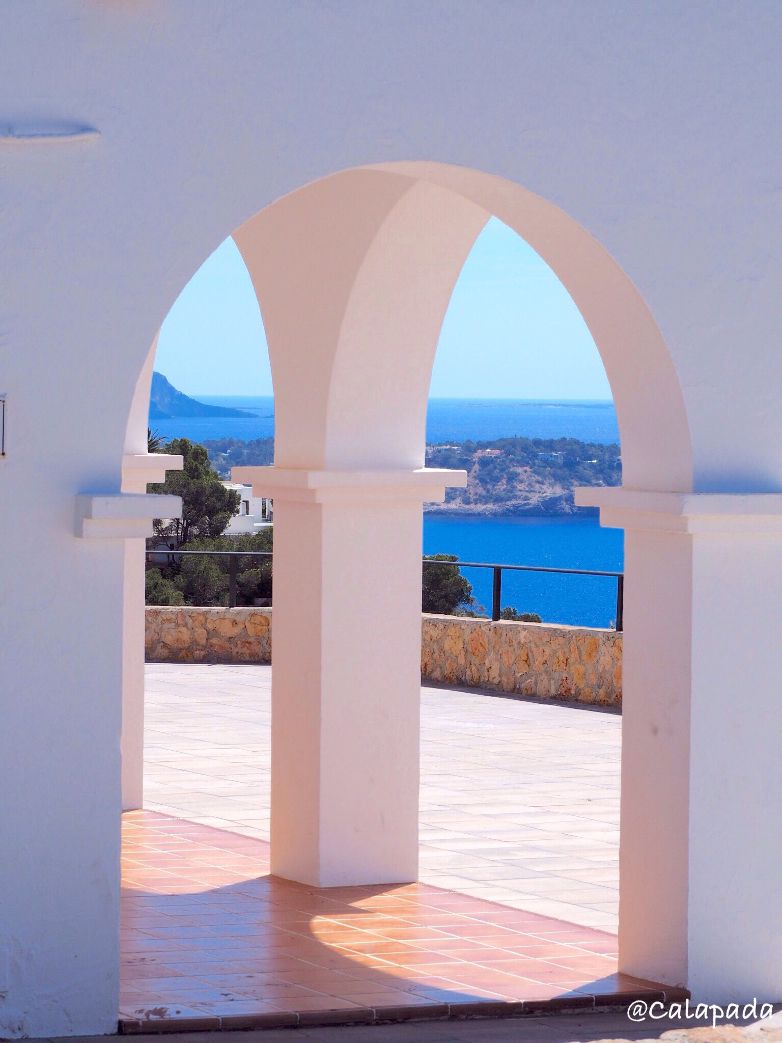 Olympus OM-D E-M10 II sample photo. Iglesia de es cubells. ibiza. photography