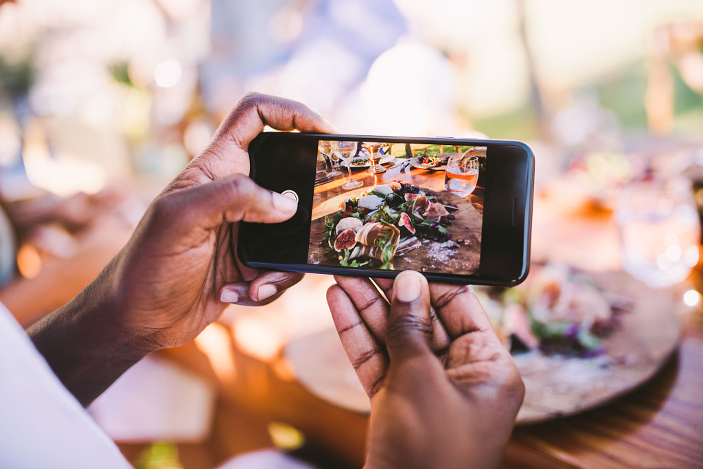 Видео жизнь телефона. Taking photo of meal by Phone for Adobe Photoshop. Taking food by Phone with blurred background UHD.